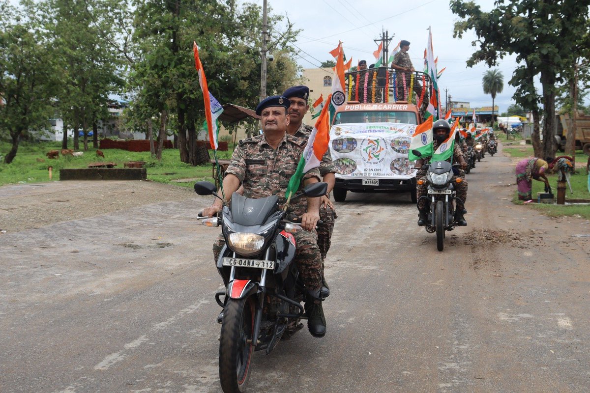 2bn_crpf's tweet photo. 🇮🇳 एक भारत श्रेष्ठ भारत अभियान के तहत द्वितीय वाहिनी, CRPF ने सबरीनगर, सुकमा में कमांडेंट श्री कमलेश कुमार के नेतृत्व में तिरंगा मोटरसाइकिल रैली आयोजित कर राष्ट्रीय एकता, देशभक्ति एवं सड़क सुरक्षा का संदेश दिया।

#EkBharatShreshthaBharat #CRPF #2ndBnCRPF #Sukma #NationFirst 🇮🇳 https://t.co/B2H0ayyO1B