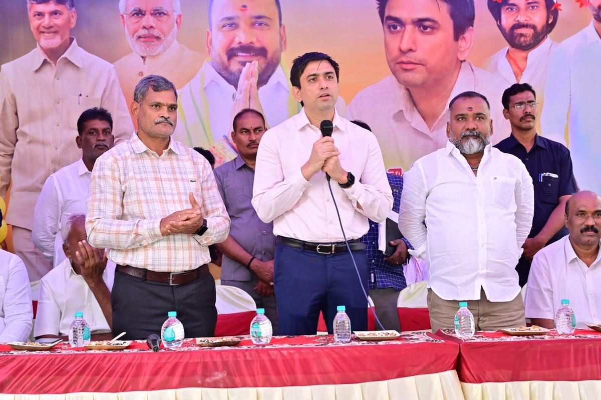 COLLECTORCTR25's tweet photo. పూతలపట్టు, ఆగస్టు 4: ఐరాల మండలంలోని మొరంపల్లి గ్రామ ప్రాథమిక విద్యాశాఖ పాఠశాల పునఃప్రారంభోత్సవ కార్యక్రమంలో జిల్లా కలెక్టర్ సుమిత్ కుమార్, ఐఏఎస్ మరియు పూతలపట్టు శాసనసభ్యులు కె. మురళీమోహన్ పాల్గొని పాఠశాలను ప్రారంభించారు. https://t.co/OY7XkCE19i
