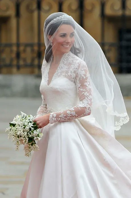 TheRoyalGrift's tweet photo. Today I feel like flooding everyone's timeline with Iconic Princess Catherine photos over the years. https://t.co/4HGcUxKtQE