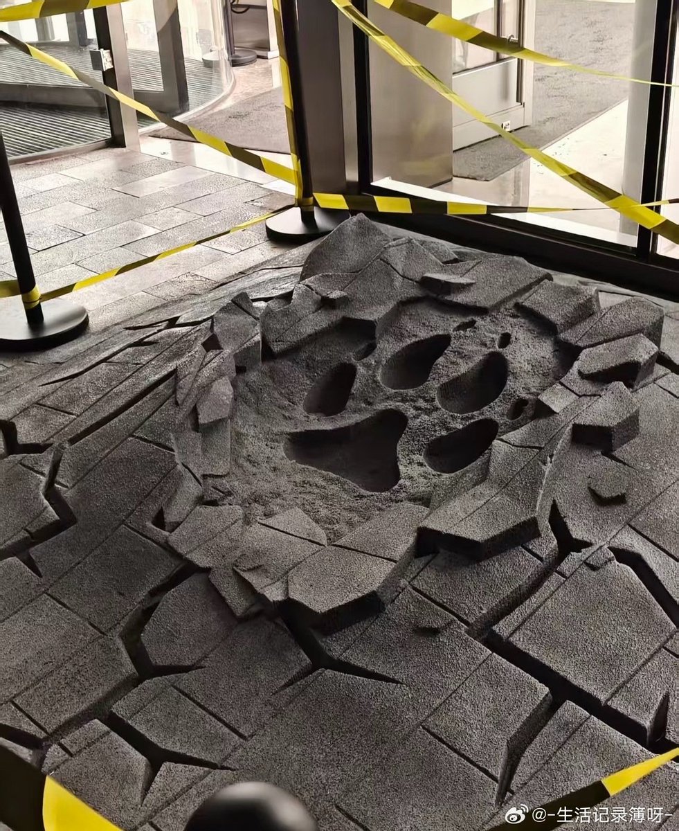 Catikilli's tweet photo. Just remembered the promo Papergames did outside of their building and how cool it was 😭
Plus, you know what they say about a guy with big feet 😏😌

#ValkoIsValuable #NoValkoNoMoney #LadsIs6 https://t.co/uhxkbz5Cws