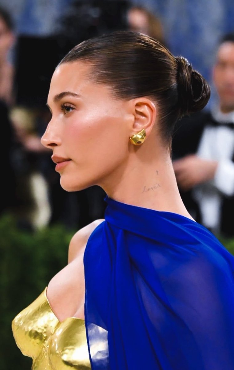 diorsvogue's tweet photo. her skin is just flawless https://t.co/2Ew9xO75fE