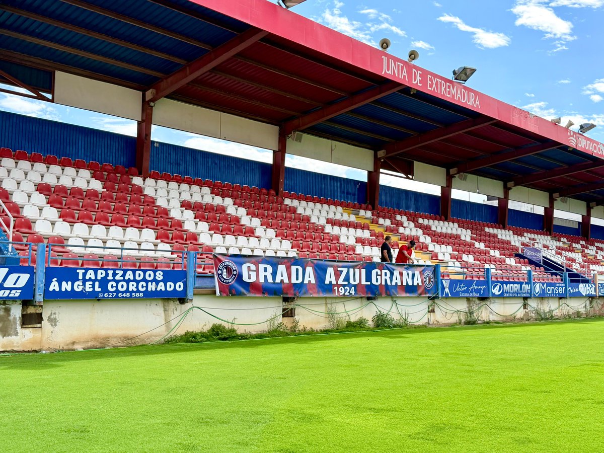 CDExt1924's tweet photo. 💙❤️ 𝐋𝐚 𝐅𝐞𝐝𝐞𝐫𝐚𝐜𝐢ó𝐧 𝐝𝐞 𝐏𝐞ñ𝐚𝐬 𝐬𝐢𝐠𝐮𝐞 𝐩𝐨𝐧𝐢𝐞𝐧𝐝𝐨 𝐠𝐮𝐚𝐩𝐚 𝐧𝐮𝐞𝐬𝐭𝐫𝐚 𝐆𝐫𝐚𝐝𝐚 𝐝𝐞 𝐀𝐧𝐢𝐦𝐚𝐜𝐢ó𝐧.

😍 Ya se coloca la nueva pancarta espectacular que hará todavía más especial el ambiente del Francisco de la Hera.

🙌 Y tú… ¿quieres formar parte de la Federación de Peñas?

✉️ Ponte en contacto con ellos y únete a una familia que no deja de crecer. Vive el fútbol como nunca, anima con nosotros y sé protagonista del ambiente más espectacular. 

@fepecdext 💙❤️