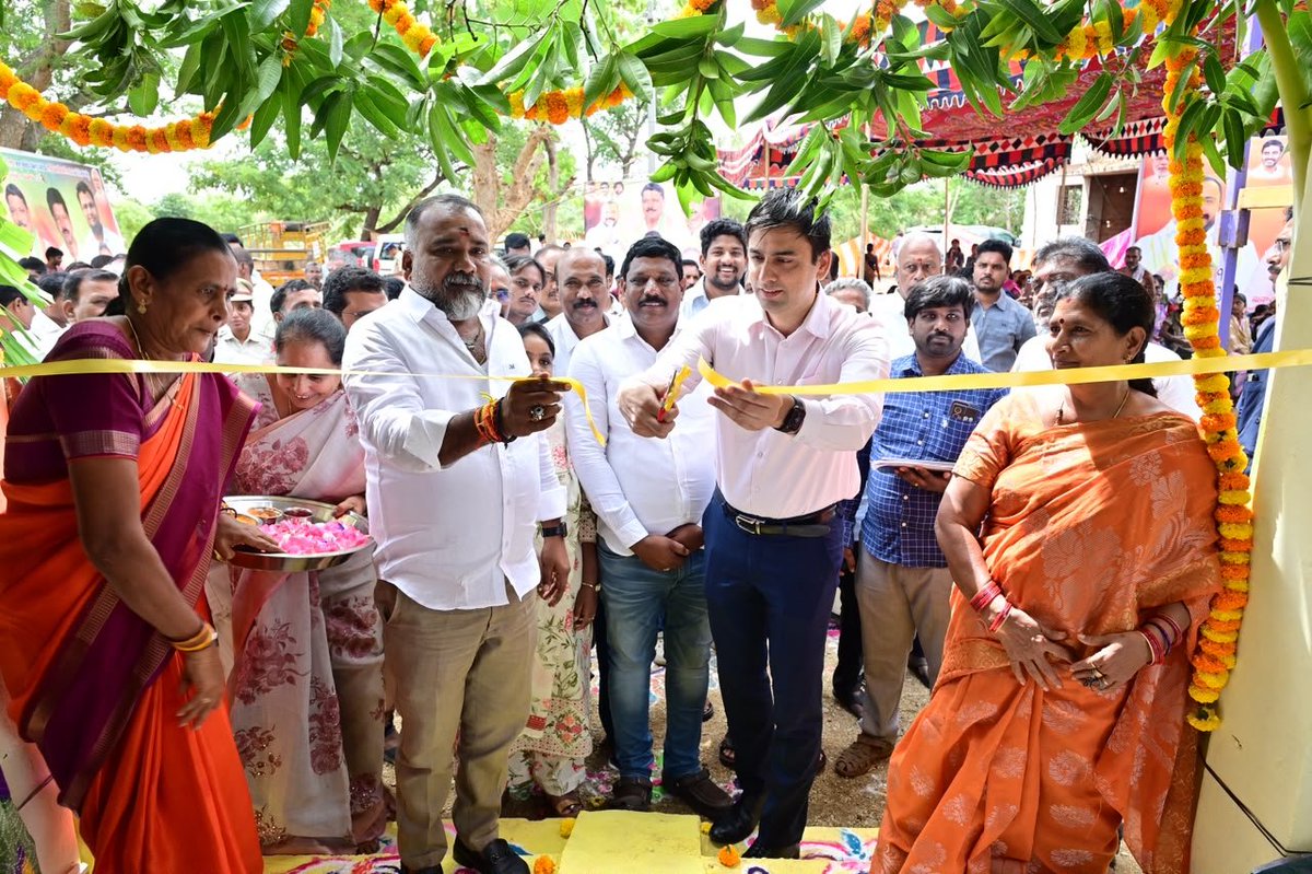 COLLECTORCTR25's tweet photo. పూతలపట్టు, ఆగస్టు 4: ఐరాల మండలంలోని మొరంపల్లి గ్రామ ప్రాథమిక విద్యాశాఖ పాఠశాల పునఃప్రారంభోత్సవ కార్యక్రమంలో జిల్లా కలెక్టర్ సుమిత్ కుమార్, ఐఏఎస్ మరియు పూతలపట్టు శాసనసభ్యులు కె. మురళీమోహన్ పాల్గొని పాఠశాలను ప్రారంభించారు. https://t.co/OY7XkCE19i