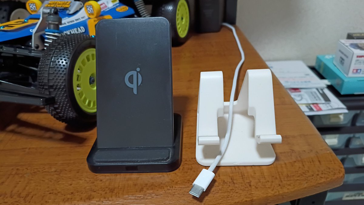 nog666's tweet photo. 調べなかった私が悪い。それは大前提として、今回買った新しいスマホ(ｱﾛｳｽﾞwe3)今が世にQi充電に対応してなかった💦こんなんさすがに対応が当たり前だと思ってた😱

iPhoneを3台6年、Qiで過ごして来て今から2年、退化しまーすｵﾛﾛｰﾝ💦 https://t.co/y2w9oQcS8D