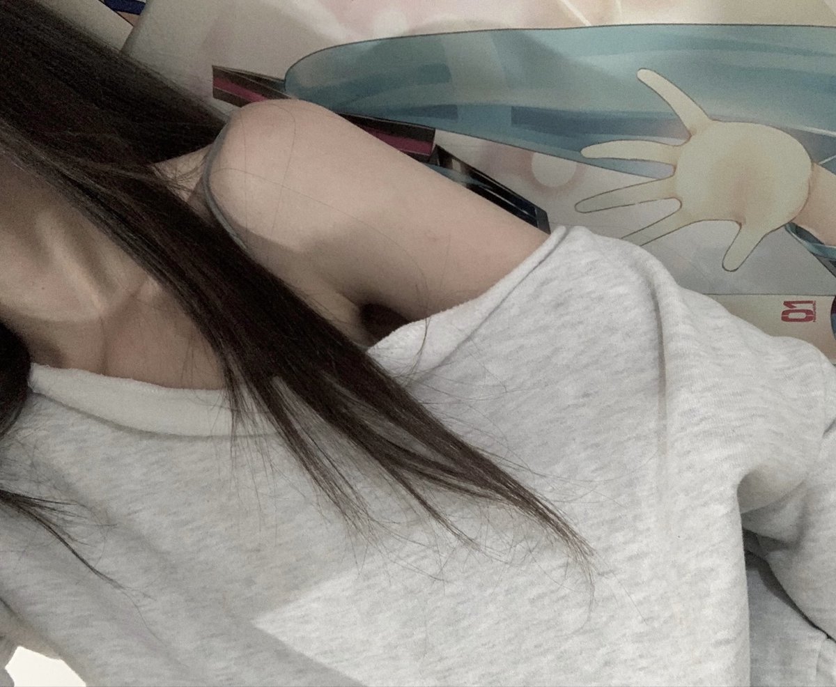 u09899343321's tweet photo. my sweaters are getting a bit too oversized now https://t.co/nt990OZMAX