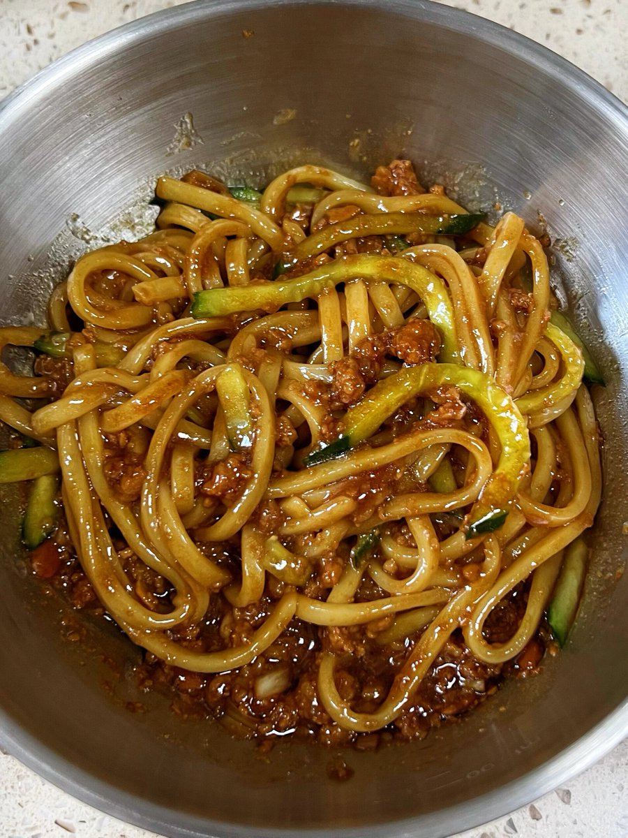 MccullyTrent's tweet photo. Just whipped up the easiest 10-minute garlic butter pasta tonight! No fancy ingredients, just lots of fresh garlic and a sprinkle of parmesan — comfort food hits different https://t.co/f3GRau1Y1w
