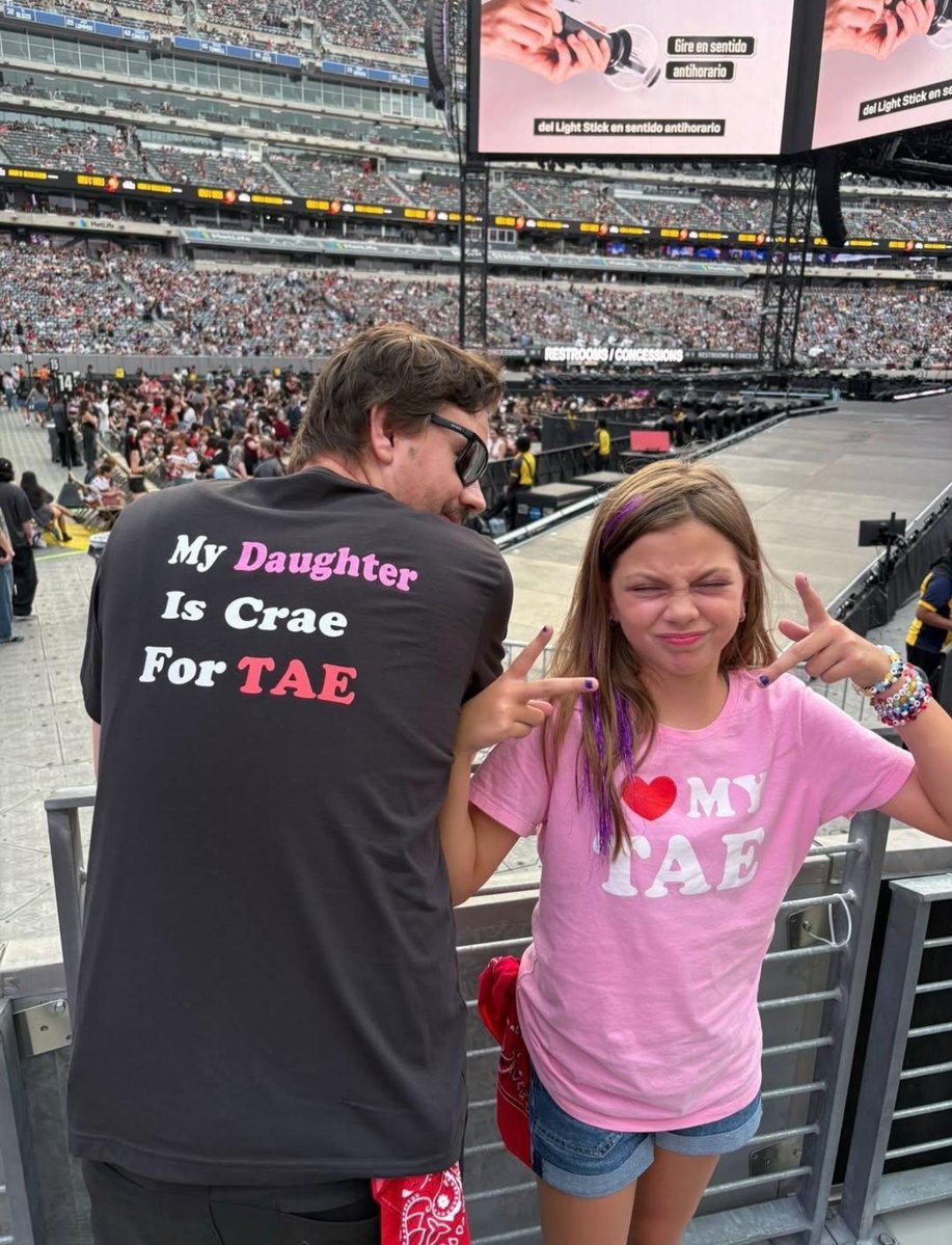 thvsarchive's tweet photo. “my daughter is crae for tae” cute 🥹 https://t.co/xJCTlUoqtW