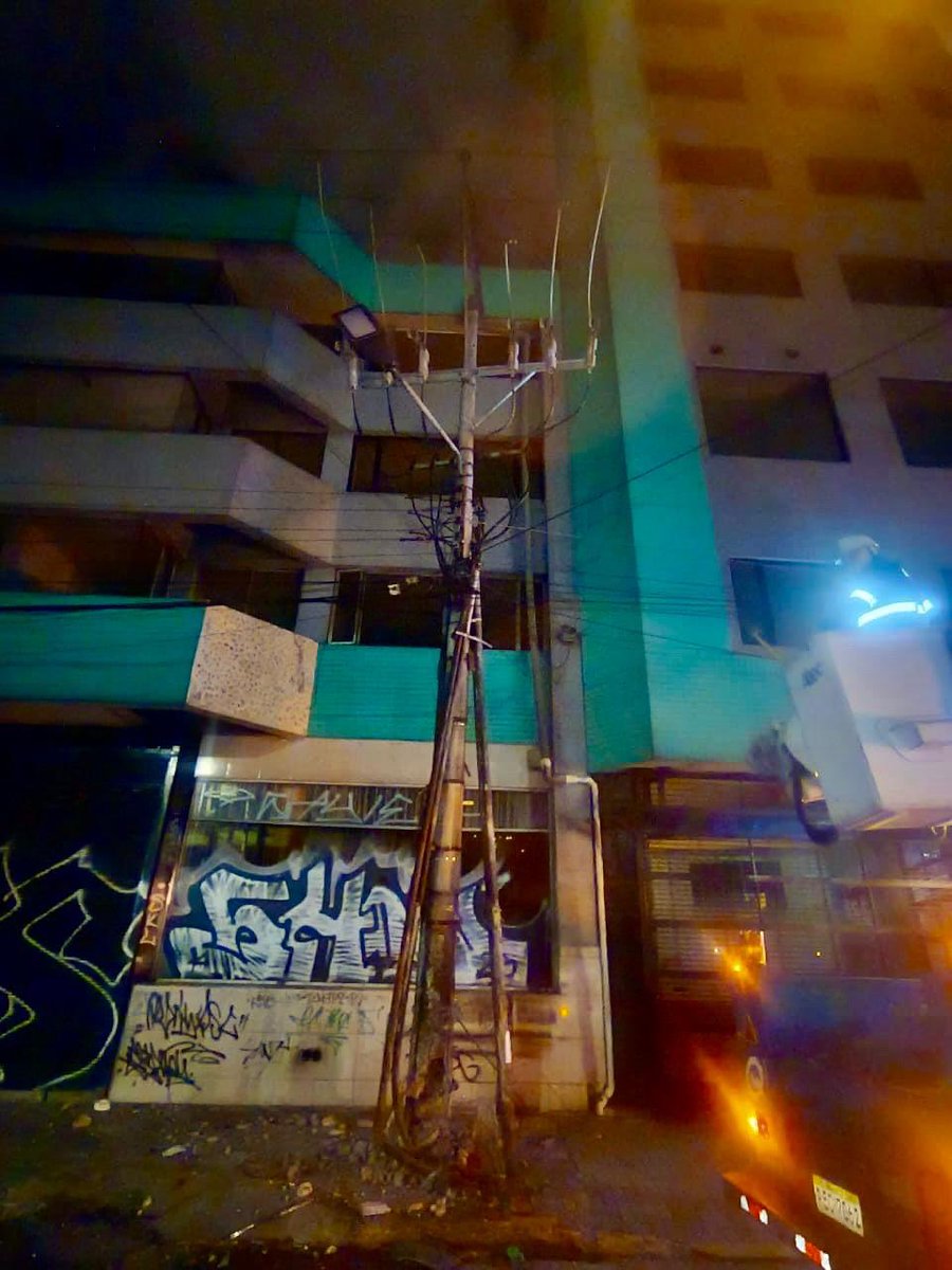 ElectricaQuito's tweet photo. 🏗️ #EnTerritorio | 👷🏼‍♂️ Debido a un siniestro de tránsito registrado aproximadamente a las 3:40 am, que afectó a postes e infraestructura eléctrica 💥 en el sector de la Av. Maldonado y Alonso de Ángulo, personal operativo de la #EEQ realizó maniobras y restableció la mayor parte de los sectores afectados. Continúan los trabajos para restablecer el servicio en el sector de Juan Camacaro, El Canelo, Juan lagos, Antonio de Carranza y sus alrededores.⚡

Agradecemos su comprensión. 🤝

#EEQTrabajaPorTi #GestiónEEQ #ReparacionesEEQ