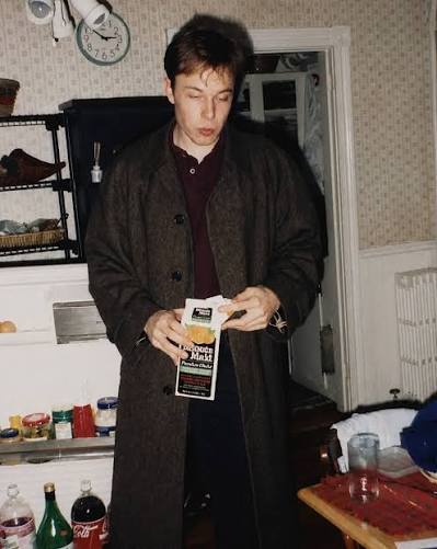 EvaFox's tweet photo. Elon Musk in 1995 enjoys the trophy after successfully raiding the refrigerator in the kitchen of his then-girlfriend Jennifer's parents 😂 https://t.co/wyari8Bcfc