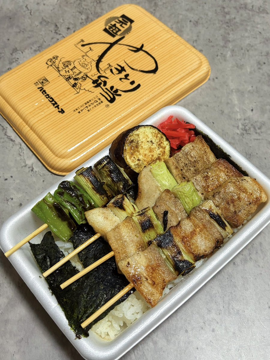 sayu_furuya_f's tweet photo. 函館市創業のコンビニ・ハセガワストア。
名物はなんといっても「やきとり弁当」。
地元で愛され、B級グルメとして観光客にも大人気。

道南エリアのやきとりは豚肉が主流。
ビタミンB1が豊富で疲労回復効果があります。

タレ、塩、塩だれ、うま辛、みそだれと5種類ありますが、やっぱり塩が1番好き。 https://t.co/jHkyAoaYzR