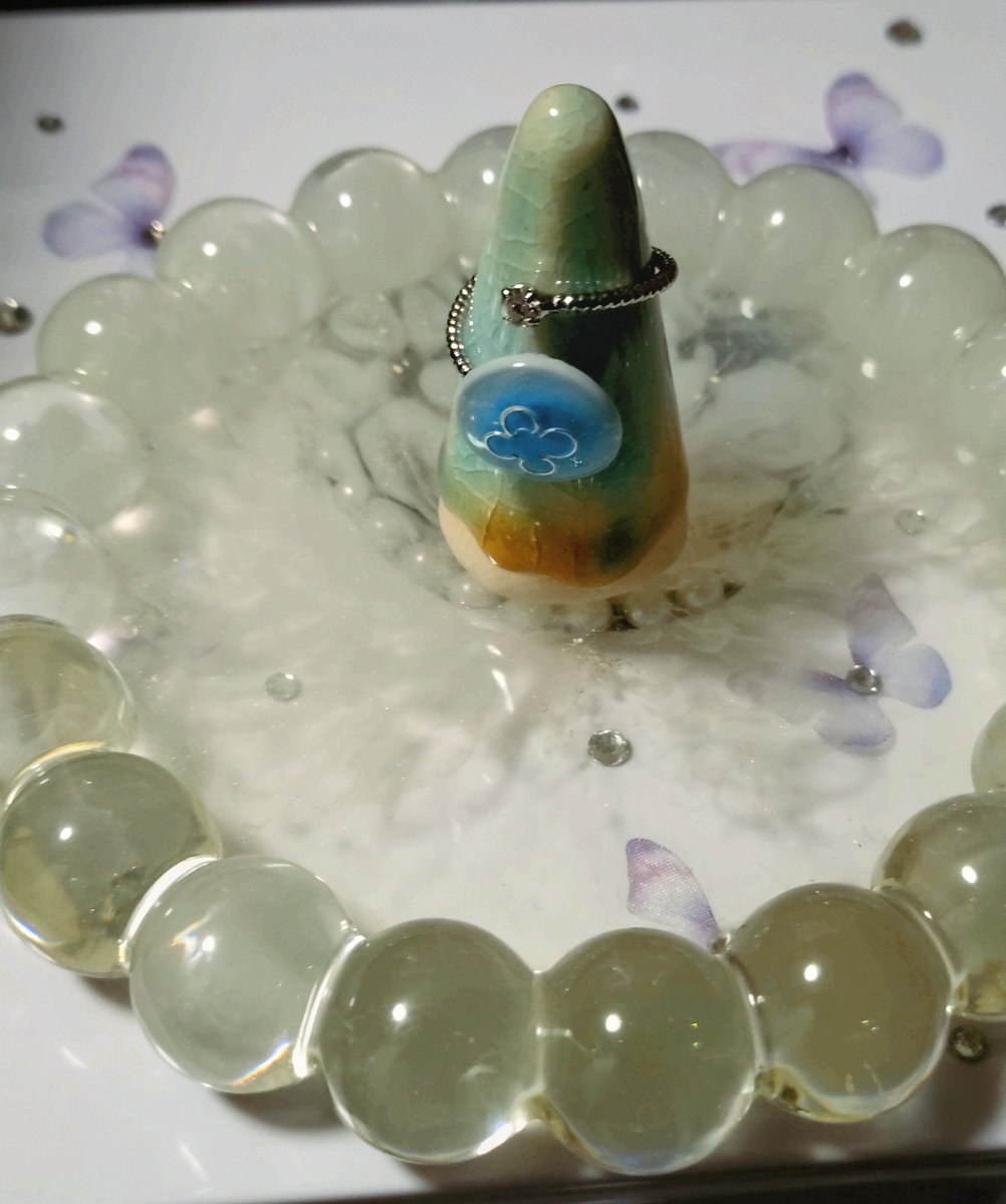 5656_cocoro's tweet photo. お皿(@taronpe822 様)
リングスタンド＆リング(@fushime_ceramic 様)

後ほど、minneでもレビューさせていただきます🙇🏻‍♀️´-
みるくのまるまるお皿、ずっと欲しくて、今回ご縁をいただけて嬉しかったです٩(๑>ᴗ<๑)۶
蛍さん、いろいろいただきまして、ありがとうございました🙇🏻‍♀️"
リングスタンドとリングは、ふしめ様！
360度かわいいリングスタンドに、どのリングにしようか悩みましたが、海月にいたしました🪼✨
眺めて涼やかで、お気に入りです！
素敵なご縁を、ありがとうございました️🩵