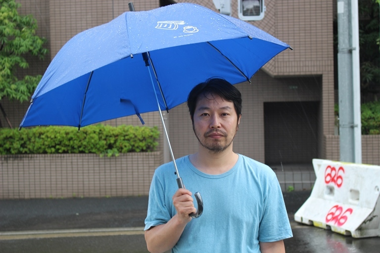 mikiki_tokyo_jp's tweet photo. 【曽我部恵一、サニーデイ・サービス『DANCE TO YOU』を語る】

「制作途中でも、これをサニーデイでやる意味があるのかなとすごく悩んだし。ドラムも僕が叩いているし、ソロ以上にソロじゃんって（笑）。バンドとはいったい……と考えたし、（丸山）晴茂くんがいないのにサニーデイの作品を作っているのはどうなんだろうかと悩んだ。そんななか、桜の時期に犬の散歩をしていたんですけど、そこで歩きながら思ったことが、晴茂くんはいないのに、いま彼のことをすごく考えたり感じたりしながらサニーデイの音楽を作っているし、それはその人がいないのに、まるでいるようなものだなって。そこで“桜 super love”が出来たんです。別に全員が揃って音楽に取り組んでいるから、バンドらしいとかでもないし、例えば家族でも円満な家庭だけが家族というわけじゃなく、すごく何かが欠けていて、いびつでも家族じゃん?　バンドもそうだなと思った。そこから吹っ切れたんですね。俺がドラムを叩けば晴茂くんが叩くようなもんだし、彼が俺に叩かせているようなもんだからさ。そういう意味で、もうなんでもいいやと、〈これこそ超バンドだわ〉と思いながら作ってました」

🔗https://t.co/MOqErrqV90