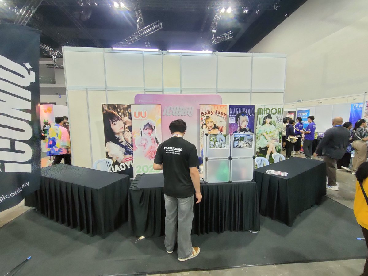 kobato1102's tweet photo. @marie_0627 近年海外のコスプレ的な展覧会でよく使われているのは、ロール・アップバナーであり、ブーススペースが十分であれば考えられる https://t.co/KZou2i5084