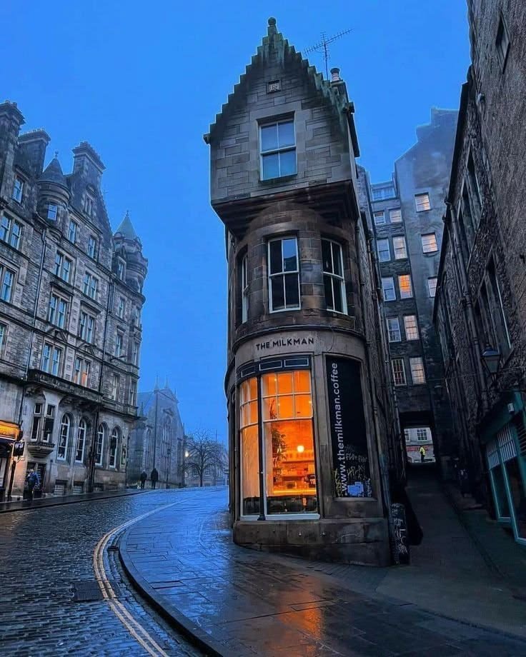 ____flowers__'s tweet photo. Edinburgh after rain https://t.co/n7igSxQQxn
