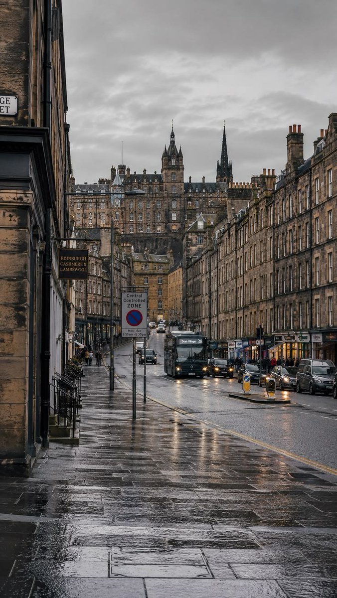 ____flowers__'s tweet photo. Edinburgh after rain https://t.co/n7igSxQQxn