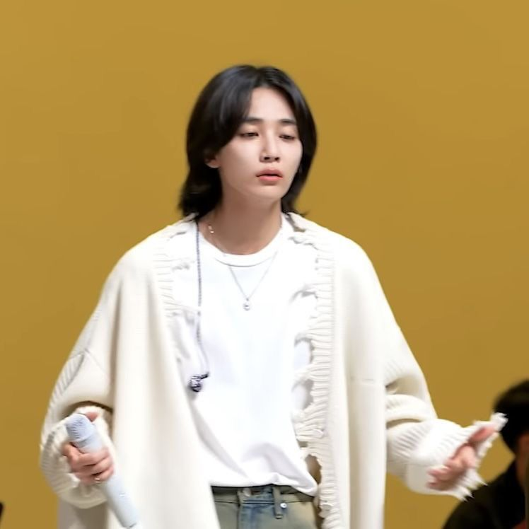 cheolhanglazer's tweet photo. he's so 😔 https://t.co/lx4csC3tdQ