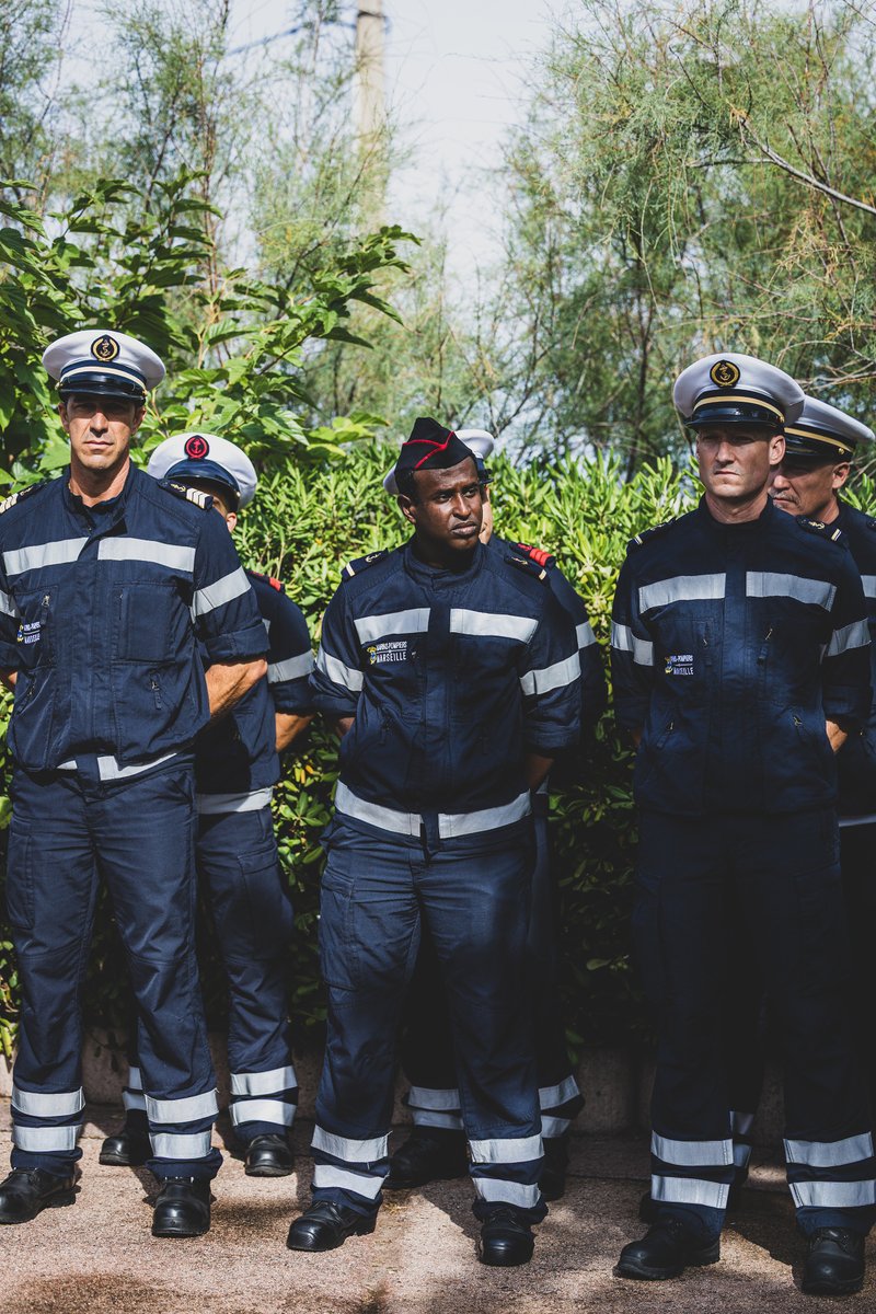 marseille's tweet photo. La Ville de Marseille rend hommage à Yves Kohler et Georges Berujeau, morts le 4 août 1983 dans les Calanques à bord du Canadair 01. Nous saluons le courage des forces de secours qui, aujourd'hui encore, risquent leur vie face aux incendies qui frappent la France. 🚒🕊️ https://t.co/Q7DiBQ20WH