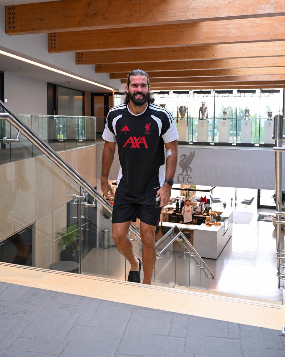 LFC_Arabic's tweet photo. سور الريدز العظيم 🧤 https://t.co/zvzhpErFuK