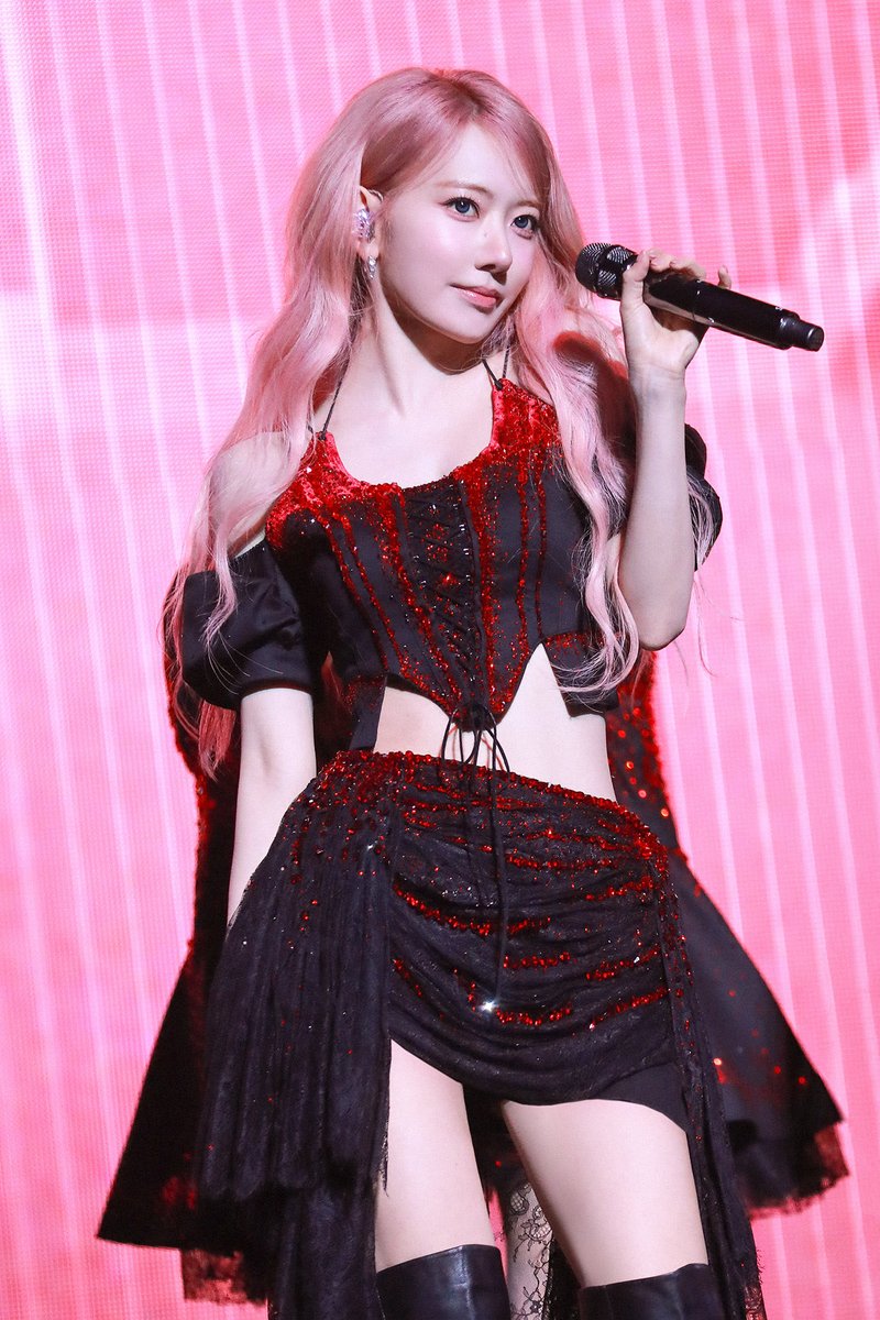 sakuraccess's tweet photo. Rolling Stone Japan on Sakura’s performance during ‘PUREFLOW’ tour in Japan:

‘Above all, Sakura’s vocals that day were truly astonishing. (…) Standing at the center of the stage, meeting the audience’s gaze, she possessed a strength that seemed to command the entire space.’ https://t.co/gOUIQzFwTu
