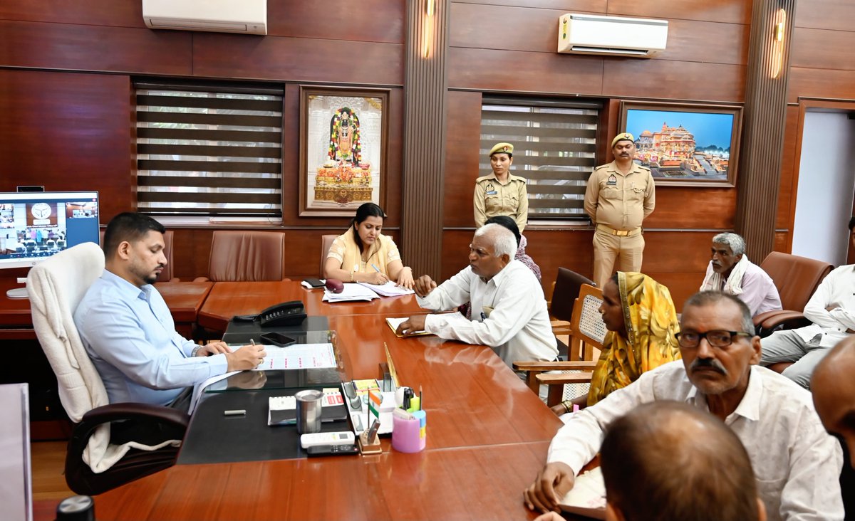dmayodhya's tweet photo. जनसुनवाई में आए लोगों की समस्याओं को गंभीरता से सुनकर संबंधित अधिकारियों को गुणवत्तापूर्ण एवं समयबद्ध निस्तारण सुनिश्चित करने के निर्देश दिए गए। https://t.co/JK97B6Cg0b