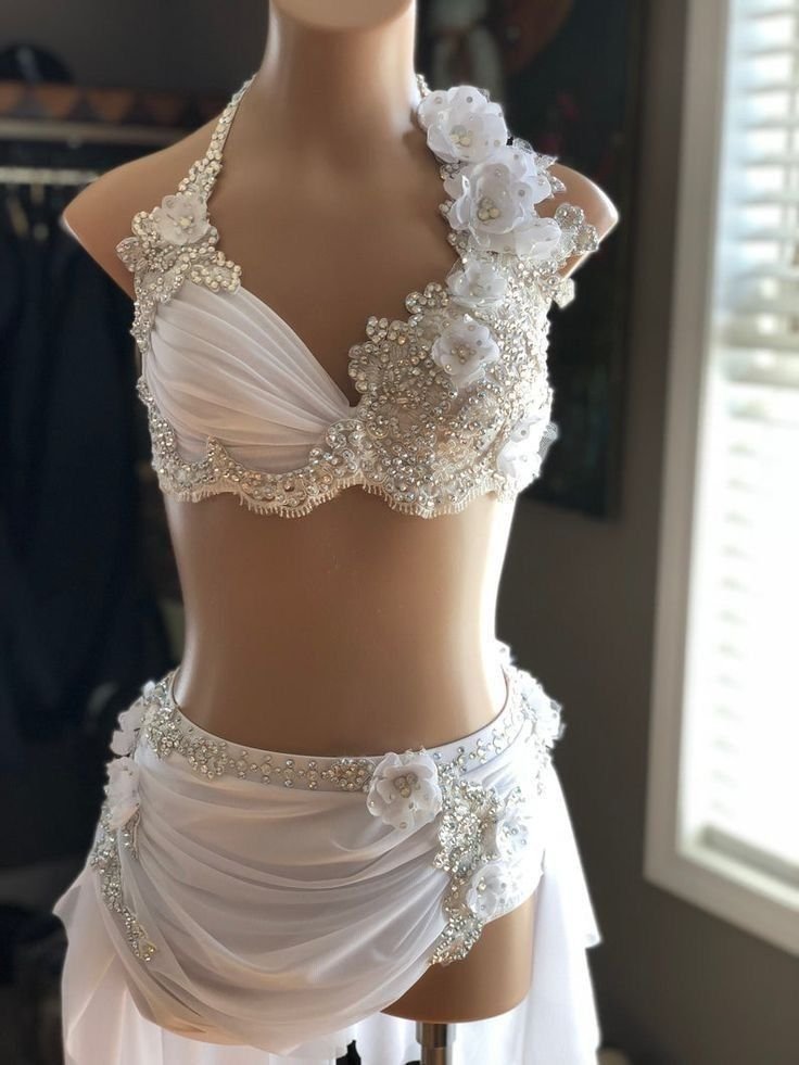 Mara_47p's tweet photo. Hey @grok, make her wear this outfit and make it look realistic... https://t.co/mjI5j9lGBo