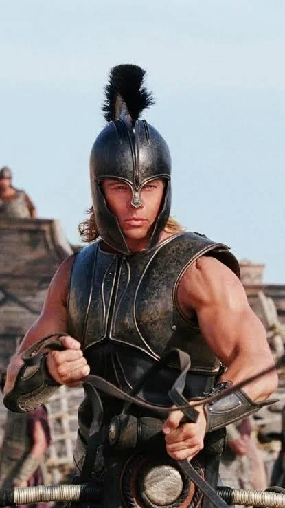 suwondo99's tweet photo. Fun fact random tapi unik nih

Di film "The Odyssey" garapan Christopher Nolan, karakter Achilles ternyata GAK muncul, gengs. 
Padahal di puisi aslinya Homer, ada scene ikonik Odysseus ketemu arwah Achilles di dunia bawah.

Sempet rame juga isu Elliot Page bakal main jadi Achilles, eh ternyata dia dapet peran lain, si Sinon.

Kenapa Nolan skip bagian ini? 
Kemungkinan besar demi jaga fokus cerita , filmnya udah padat banget sama karakter dan alur, jadi beberapa momen dari teks asli harus "dikorbanin" biar adaptasinya tetap rapi dan gak muter-muter.

Kadang versi film emang gak harus 100% sama persis kayak buku aslinya. 
Yang penting esensi ceritanya nyampe