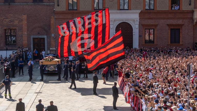 _esegesi_'s tweet photo. Mio padre, interista, è andato al funerale di Franco Baresi, "perché a Milano ci si comporta così". https://t.co/AqqnOSk2Y6