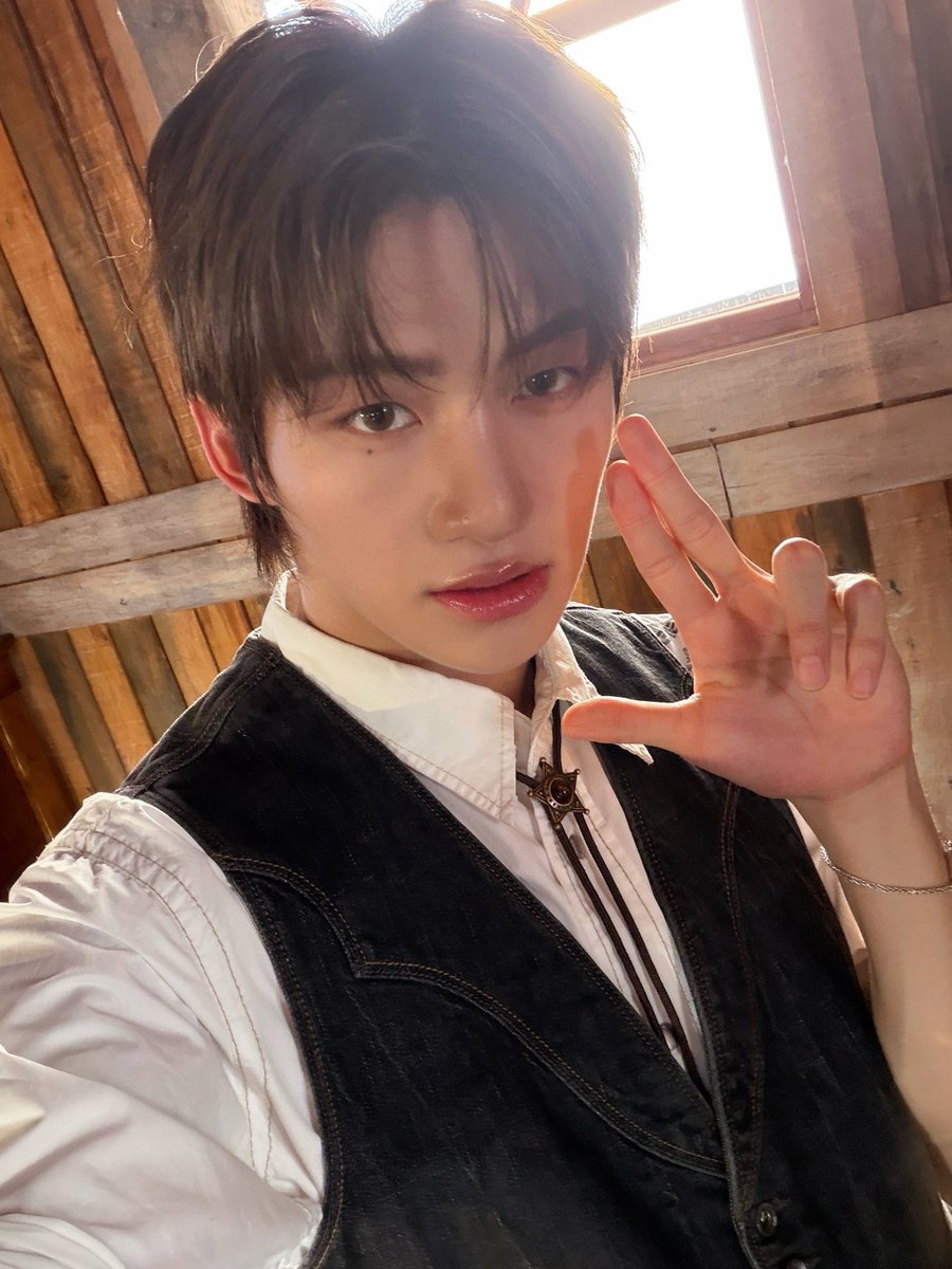 TWS_PLEDIS's tweet photo. 그리고 카우보이들...🤠

#TWS #투어스 #247WithUs
#TWS_CLUB #투어스클럽 https://t.co/9ryiszUEsx