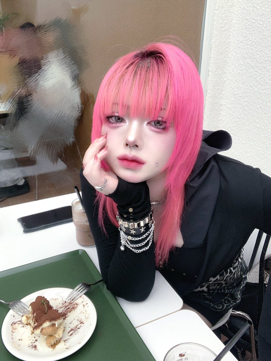manu1la's tweet photo. 눈마주치묜나랑사커는거여 https://t.co/pwRZliq4dS