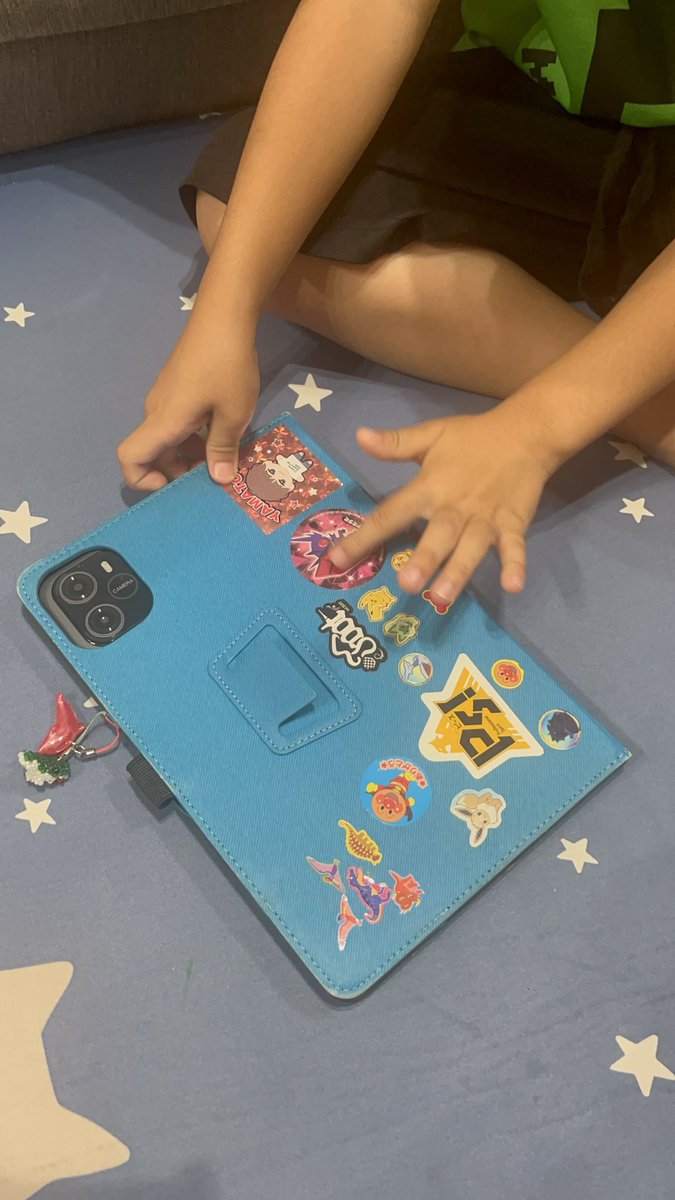 ainyaaaan0810's tweet photo. 息子はやまと推しなので
myタブレットカバーに貼ってました☺️

「キラキラでかっこいいね👦⭐️」って笑

来年CDFあったら
今度は息子も一緒に行けるといいなぁ♥

 #コムドット 
 @yamanimu0515 
@comyamato0515 
@Comyoutuber2 https://t.co/bJV9Ybh18C