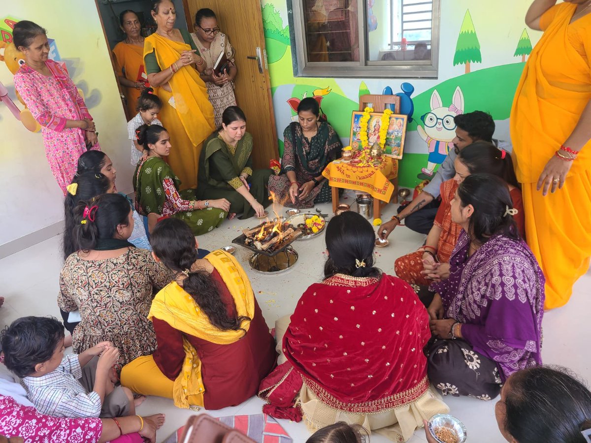 POICDSMehsana's tweet photo. આજ રોજ મહેસાણા જિલ્લાના પોલીસ હેડ ક્વાર્ટર આં. કેન્દ્ર ખાતે સુપોષણ સંવાદની ઉજવણીમાં નવીન પહેલ પ્રોગ્રામ ઓફિસરશ્રી આઈ.સી.ડી.એસ.શાખા દ્વારા હાથ ધરવામાં આવી. જેમાં ગર્ભધારણ સઁસ્કાર અપાવવાની વિધિ કરવામાં આવી
#WCD
@ddo_mehsana
@CollectorMeh
@manisha_vakil
@CMOGuj
@WCDGujarat https://t.co/GmSoWYm5lh