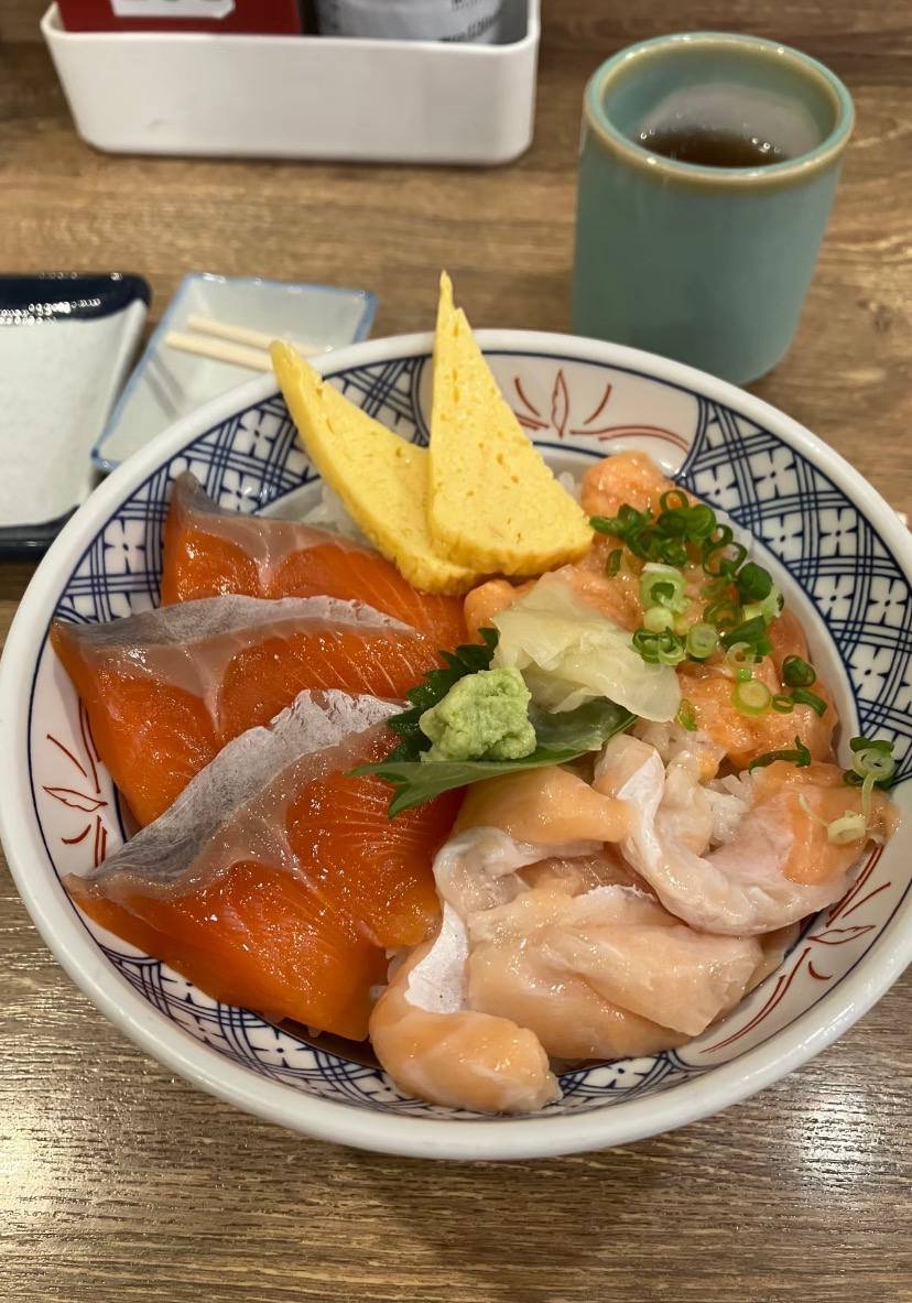 Kobcsxlinas's tweet photo. 海鮮丼、刺身、お寿司 ？ https://t.co/LNZlxvEpDt