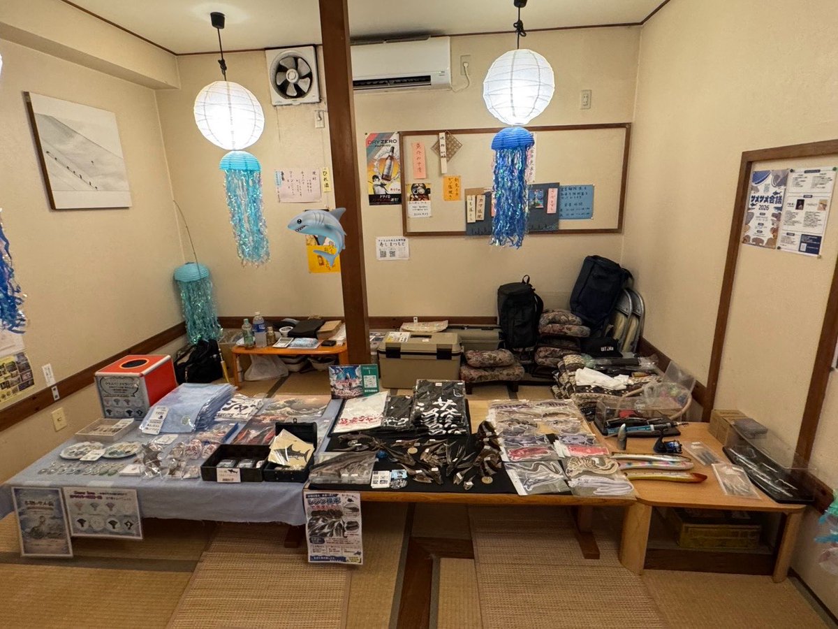 samemi_mhs's tweet photo. 8月2日の「深海魚タッチ」にご参加いただいた皆さま、ありがとうございました🦈

深海魚の展示や解説、物販コーナーを通して多くの方に楽しんでいただきました😊

深海魚発信基地リーダーの想いから、今回の参加費は熊本県へ寄付させていただきました。

またお会いできる日を楽しみにしています✨ https://t.co/0NspEFaj7s