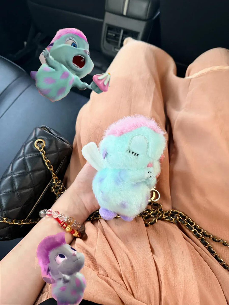 ratjunmuu's tweet photo. 😭 AKHIRNYA NEMU BONEKA MASA KECIL YANG DULU CUMA BISA DIANGAN-ANGANIN...

Sekarang malah jadi gantungan tas paling gemes yang pernah aku punya. 🥹💖 https://t.co/Kz4Hg879wm