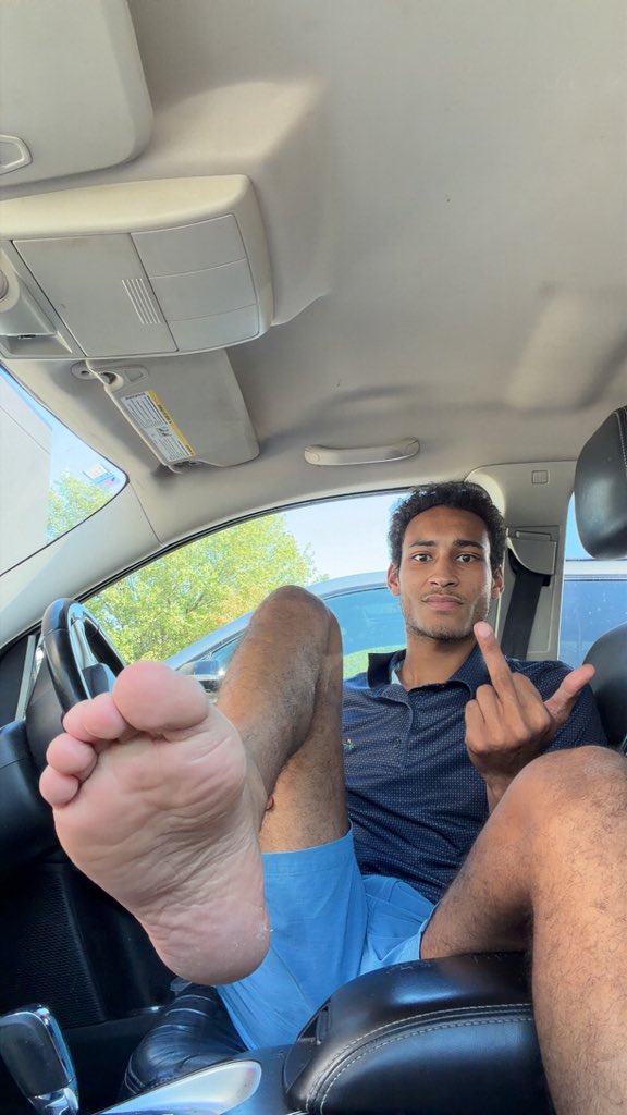 all_4_ace's tweet photo. stinky soles make your little brain so weak https://t.co/XNe1wKdS8o