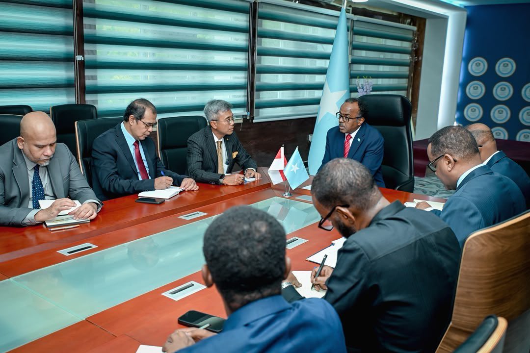 AliOmarMP's tweet photo. Today I was pleased to receive H.E. Ambassador T.B.H. Witjaksono Adji and the Indonesian delegation at the Ministry of Foreign Affairs in Mogadishu. Our discussions reaffirmed the strong friendship between Somalia and Indonesia and our shared commitment to expanding cooperation based on mutual respect, solidarity, and common interests. We agreed to build on the positive momentum created by our recent engagements and translate our partnership into practical results that benefit both our peoples.