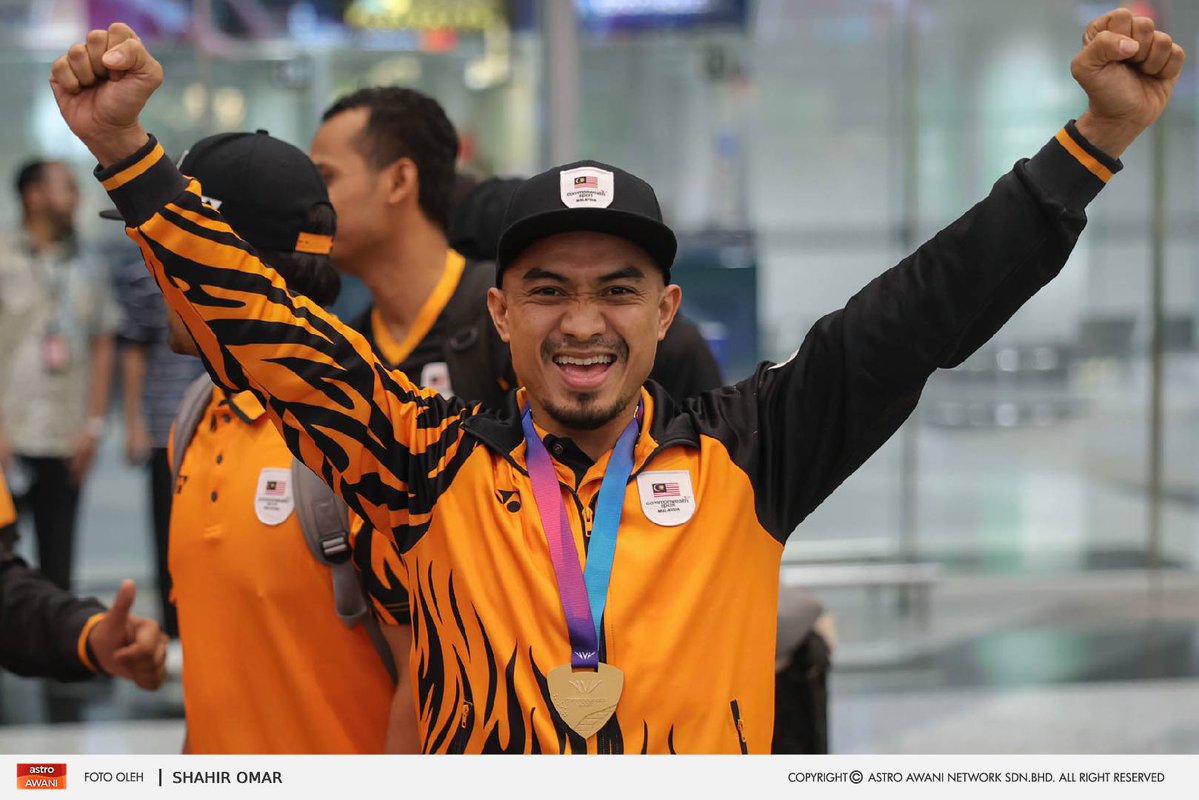 501Awani's tweet photo. Menteri Belia dan Sukan, Dr Mohammed Taufiq Johari, bergambar bersama atlet negara pada Majlis Sambutan Kepulangan Kontinjen Malaysia ke Sukan Komanwel Glasgow 2026 di Balai Ketibaan Antarabangsa, Lapangan Terbang Antarabangsa Kuala Lumpur (KLIA).

Malaysia merangkul lapan pingat emas pada Sukan Komanwel Glasgow 2026 yang berlangsung dari 23 Julai hingga 3 Ogos 2026. Pungutan emas ini disumbangkan menerusi acara angkat berat, berbasikal trek, olahraga para, dan judo.

📸: Astro AWANI/ @shahiromar