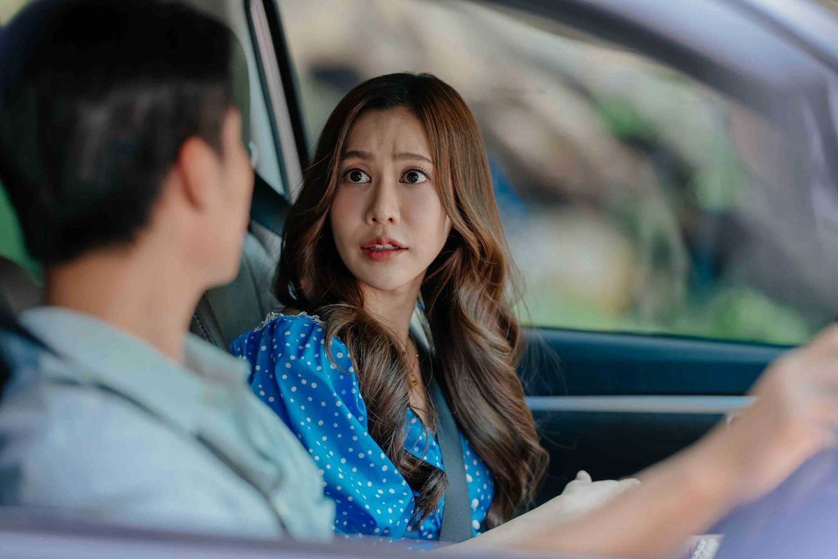 Hello_asian's tweet photo. น้ำหนึ่ง" ถึงเวลาต้องเลือก! หัวใจหรือบุญคุณ ใน 
"โซ่รักอัคนี" EP.5
 
เรื่องราวเข้มข้นขึ้นทุกสัปดาห์ สำหรับ “โซ่รักอัคนี” ซีรีส์ GL กระแสแรง ที่แฟนๆ ต่างชื่นชมทุกองค์ประกอบของเรื่อง โดยเฉพาะฝีมือการแสดงของ น้ำหนึ่ง-มิลิญ วาทินธนะกิจ และ เนย-กานต์ธีรา วัชรทัศนกุล ที่เคมีเข้ากันจนคนดูอินไม่หยุด ส่งให้ซีรีส์ครองเรตติ้งสูงสุดของซีรีส์ GL ได้อย่างต่อเนื่องทุกสัปดาห์

ความเข้มข้นของ “โซ่รักอัคนี” EP.5 หลังกลับจากเกาะ กะเพรากลายเป็นเป้าระบายอารมณ์ของภาณี ที่ลงโทษเธอเพราะเชื่อว่าเป็นต้นเหตุให้ไฟต้องลำบาก แต่เบื้องหลังความปากร้าย ไฟกลับแอบมาช่วยกะเพรา พร้อมเผยความจริงว่าตลอดหลายปีที่ผ่านมา คนที่คอยช่วยเธอในยามถูกลงโทษก็คือไฟ ความสัมพันธ์ของทั้งคู่จึงเริ่มเปลี่ยนไปทีละน้อย แม้จะยังคงปะทะคารมกันเหมือนเดิมก็ตาม
 
เมื่อรู้ว่ากะเพรามี “พี่จ๋า” อยู่ในใจ ไฟยิ่งกระวนกระวายโดยไม่เข้าใจความรู้สึกของตัวเอง ทั้งที่ความจริง “พี่จ๋า” คนนั้นก็คือตัวไฟในวัยเด็กที่กะเพราไม่เคยลืมเลือน แม้จะยังไม่มีใครกล้าพูดความจริงออกมา ขณะเดียวกัน ไฟพยายามทำดีกับกะเพราตามคำแนะนำของลม ทั้งสองได้ใช้เวลาร่วมกันอย่างมีความสุข และเปิดใจพูดถึงครอบครัว จนความรู้สึกดีๆ เริ่มชัดเจนขึ้นกว่าเดิม
 
แต่ในขณะที่หัวใจของไฟกำลังเริ่มเลือกคำตอบ นทกลับประกาศตรงๆ ว่าจะไม่ยอมเสียกะเพราให้ใคร พร้อมขอให้ไฟถอยออกมา หากไม่ได้คิดจริงจังกับเธอ ขณะเดียวกัน ภาณีก็บังคับให้ไฟรับปากว่าจะไม่ทำให้ตนผิดหวัง ทำให้ไฟต้องเผชิญกับทางเลือกครั้งสำคัญ ระหว่างความรักที่กำลังก่อตัว กับบุญคุณของคนที่เลี้ยงดูไฟมาทั้งชีวิต

ห้ามพลาด “โซ่รักอัคนี” EP.5 วันเสาร์ที่ 8 สิงหาคม เวลา 20.30 น. ทาง ช่อง 7HD และรับชมออนไลน์เวอร์ชัน UNCUT เวลา 21.30 น. ผ่านแอป iQIYI และเว็บไซต์ https://t.co/CDN6djRTfF เท่านั้น

ติดตามข้อมูลข่าวสารเพิ่มเติมของเมกะโปรเจกต์ซีรีส์ 4 Elements บ้านวาทินวณิช ได้ทุกช่องทางโซเชียลมีเดีย Facebook / Instagram / TikTok / X : 4elementsgl

#โซ่รักอัคนี
#4Elements
#บ้านวาทินวณิช
#NorthStarEntertainment
#Ch7HD
#iQIYI