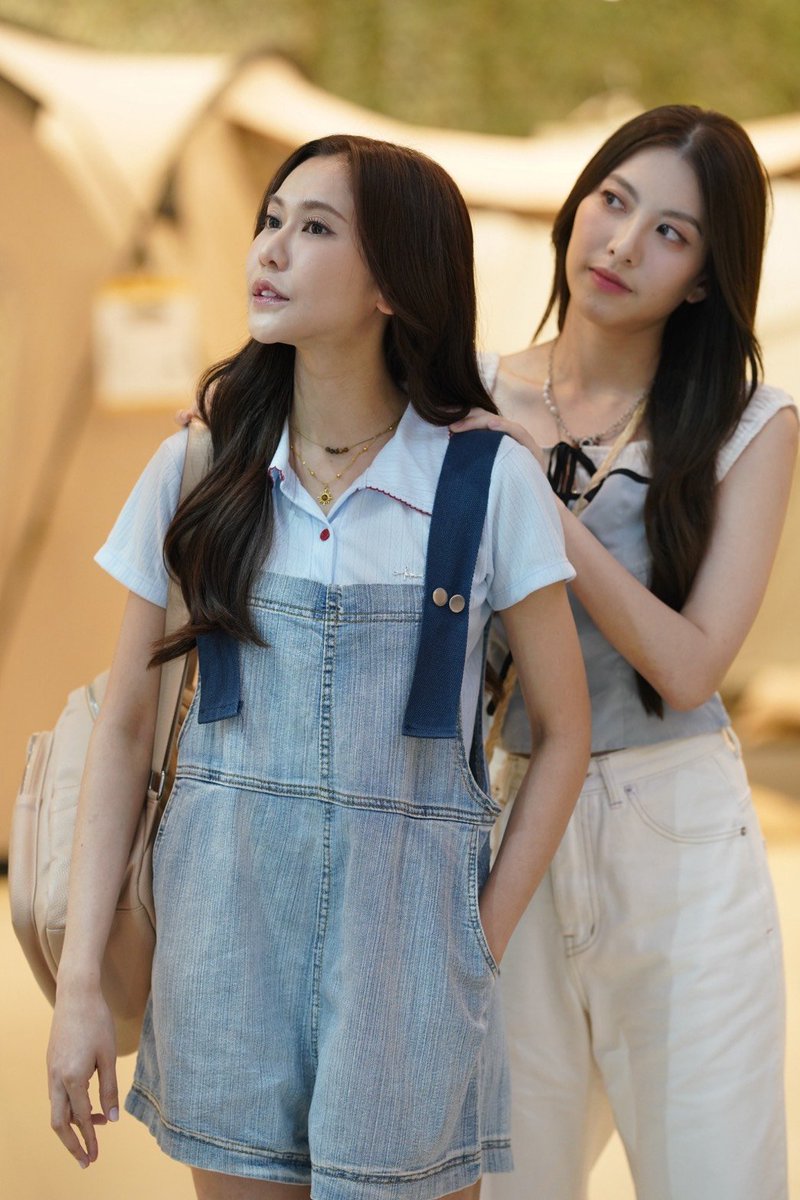 Hello_asian's tweet photo. น้ำหนึ่ง" ถึงเวลาต้องเลือก! หัวใจหรือบุญคุณ ใน 
"โซ่รักอัคนี" EP.5
 
เรื่องราวเข้มข้นขึ้นทุกสัปดาห์ สำหรับ “โซ่รักอัคนี” ซีรีส์ GL กระแสแรง ที่แฟนๆ ต่างชื่นชมทุกองค์ประกอบของเรื่อง โดยเฉพาะฝีมือการแสดงของ น้ำหนึ่ง-มิลิญ วาทินธนะกิจ และ เนย-กานต์ธีรา วัชรทัศนกุล ที่เคมีเข้ากันจนคนดูอินไม่หยุด ส่งให้ซีรีส์ครองเรตติ้งสูงสุดของซีรีส์ GL ได้อย่างต่อเนื่องทุกสัปดาห์

ความเข้มข้นของ “โซ่รักอัคนี” EP.5 หลังกลับจากเกาะ กะเพรากลายเป็นเป้าระบายอารมณ์ของภาณี ที่ลงโทษเธอเพราะเชื่อว่าเป็นต้นเหตุให้ไฟต้องลำบาก แต่เบื้องหลังความปากร้าย ไฟกลับแอบมาช่วยกะเพรา พร้อมเผยความจริงว่าตลอดหลายปีที่ผ่านมา คนที่คอยช่วยเธอในยามถูกลงโทษก็คือไฟ ความสัมพันธ์ของทั้งคู่จึงเริ่มเปลี่ยนไปทีละน้อย แม้จะยังคงปะทะคารมกันเหมือนเดิมก็ตาม
 
เมื่อรู้ว่ากะเพรามี “พี่จ๋า” อยู่ในใจ ไฟยิ่งกระวนกระวายโดยไม่เข้าใจความรู้สึกของตัวเอง ทั้งที่ความจริง “พี่จ๋า” คนนั้นก็คือตัวไฟในวัยเด็กที่กะเพราไม่เคยลืมเลือน แม้จะยังไม่มีใครกล้าพูดความจริงออกมา ขณะเดียวกัน ไฟพยายามทำดีกับกะเพราตามคำแนะนำของลม ทั้งสองได้ใช้เวลาร่วมกันอย่างมีความสุข และเปิดใจพูดถึงครอบครัว จนความรู้สึกดีๆ เริ่มชัดเจนขึ้นกว่าเดิม
 
แต่ในขณะที่หัวใจของไฟกำลังเริ่มเลือกคำตอบ นทกลับประกาศตรงๆ ว่าจะไม่ยอมเสียกะเพราให้ใคร พร้อมขอให้ไฟถอยออกมา หากไม่ได้คิดจริงจังกับเธอ ขณะเดียวกัน ภาณีก็บังคับให้ไฟรับปากว่าจะไม่ทำให้ตนผิดหวัง ทำให้ไฟต้องเผชิญกับทางเลือกครั้งสำคัญ ระหว่างความรักที่กำลังก่อตัว กับบุญคุณของคนที่เลี้ยงดูไฟมาทั้งชีวิต

ห้ามพลาด “โซ่รักอัคนี” EP.5 วันเสาร์ที่ 8 สิงหาคม เวลา 20.30 น. ทาง ช่อง 7HD และรับชมออนไลน์เวอร์ชัน UNCUT เวลา 21.30 น. ผ่านแอป iQIYI และเว็บไซต์ https://t.co/CDN6djRTfF เท่านั้น

ติดตามข้อมูลข่าวสารเพิ่มเติมของเมกะโปรเจกต์ซีรีส์ 4 Elements บ้านวาทินวณิช ได้ทุกช่องทางโซเชียลมีเดีย Facebook / Instagram / TikTok / X : 4elementsgl

#โซ่รักอัคนี
#4Elements
#บ้านวาทินวณิช
#NorthStarEntertainment
#Ch7HD
#iQIYI