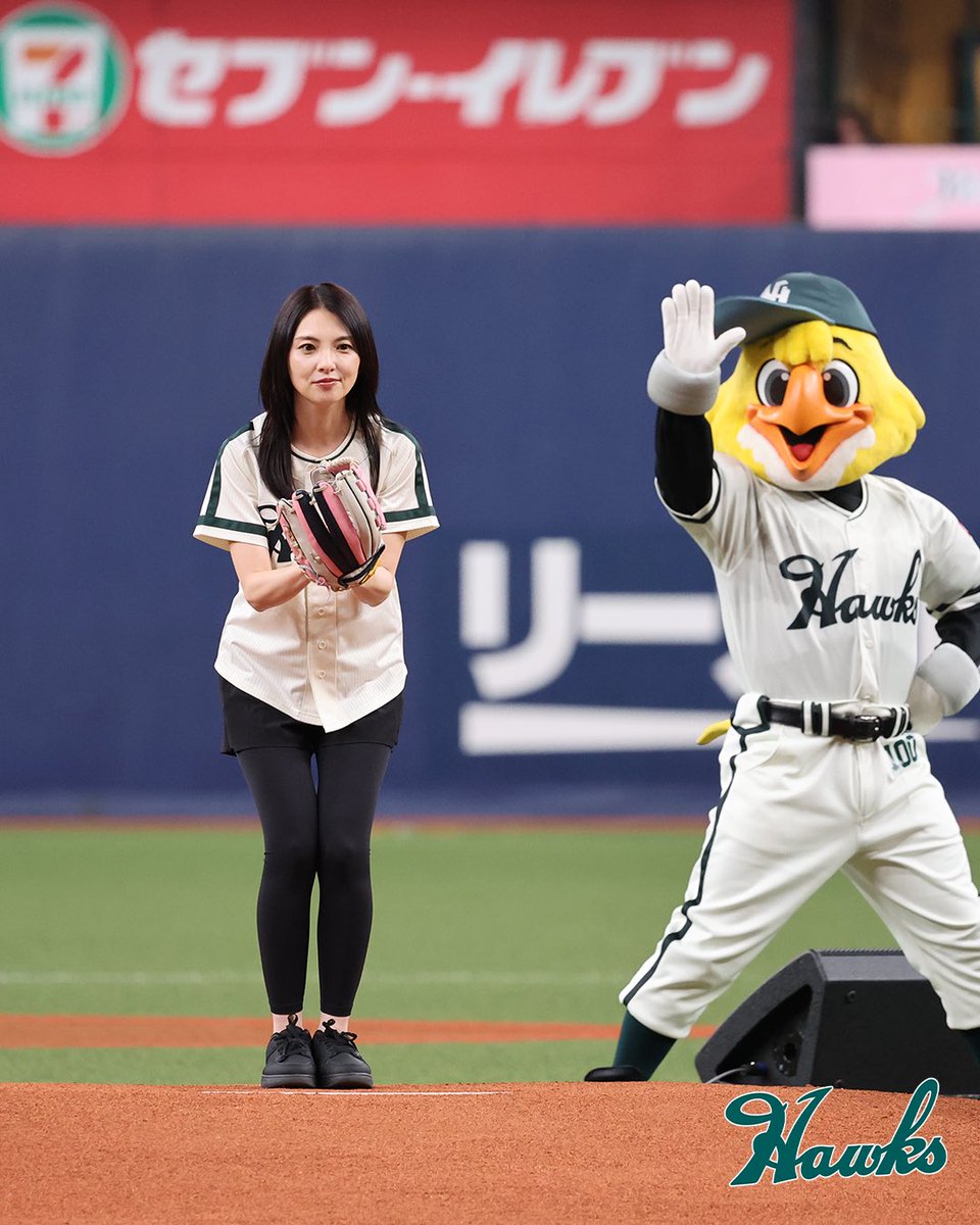 南海ホークス復刻ナイターin大阪】 セレモニアルピッチに女優の #田中