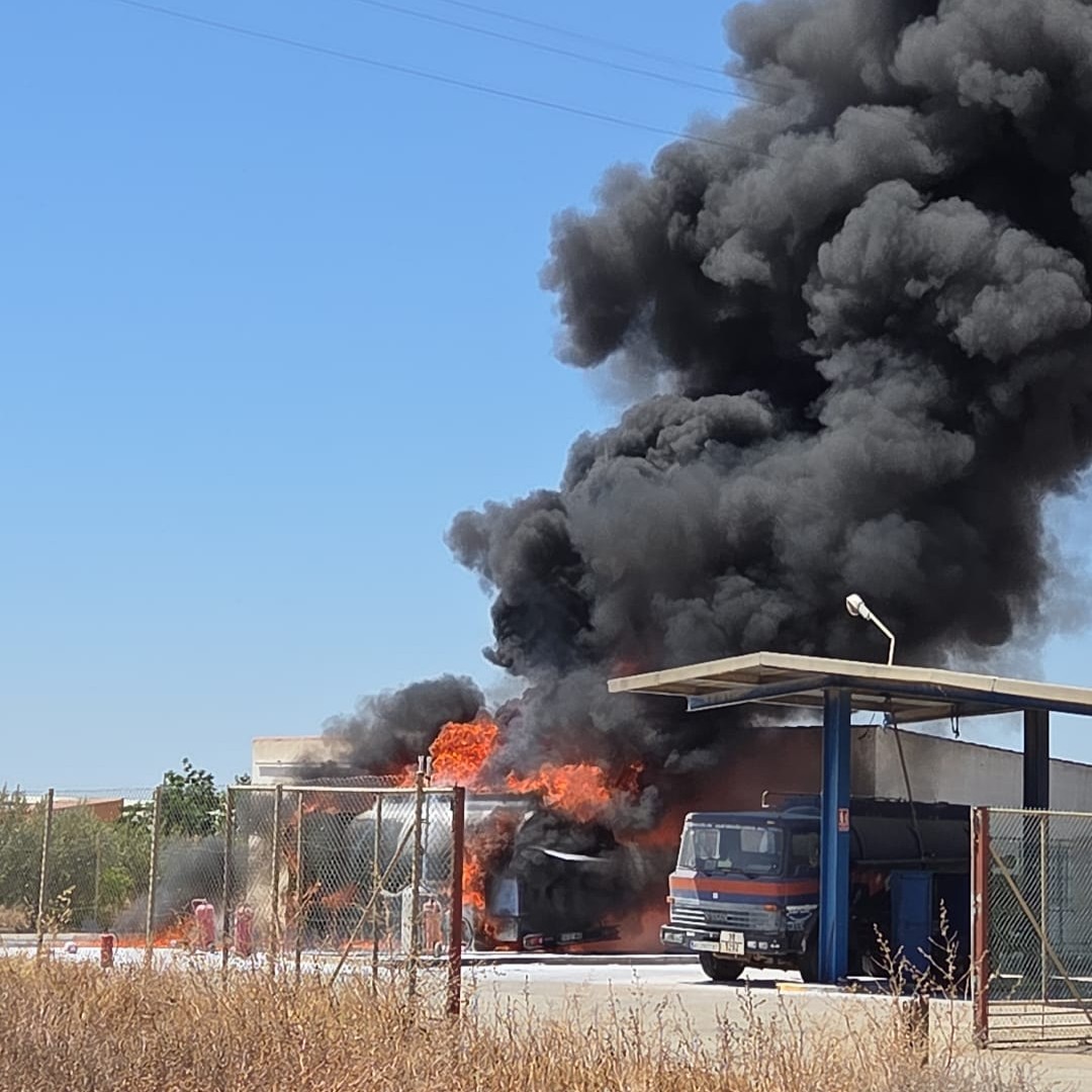 112rmurcia's tweet photo. 13:11 h. Bomberos del Consorcio de la #RegióndeMurcia trabajan en el incendio de un camión cisterna en un gasocentro de Las Cuevas de Reyllo (#FuenteÁlamo). No hay heridos.

Se ha ordenado la evacuación de la zona mediante mensaje a los teléfonos móviles
«INCENDIO DE CISTERNA DE GASOLEO EN GASOLINERA BADÉN, EN LOS GUERREROS, CUEVAS DE REYLLO. PELIGRO DE EXPLOSIÓN. ALÉJESE DE LA ZONA Y REFÚGIESE EN LUGAR CERRADO».

ℹ️ https://t.co/XXBhvxj47e