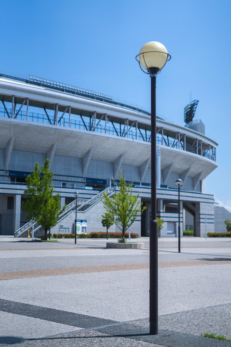 HakuhatuDandy's tweet photo. 今日の散歩は新潟スポーツ公園。
街灯が2種類あったので両方撮ってみました😊
α7RⅤ+FE50㎜F1.8
#エコスタ
#FE50 https://t.co/oV47qCYE1q
