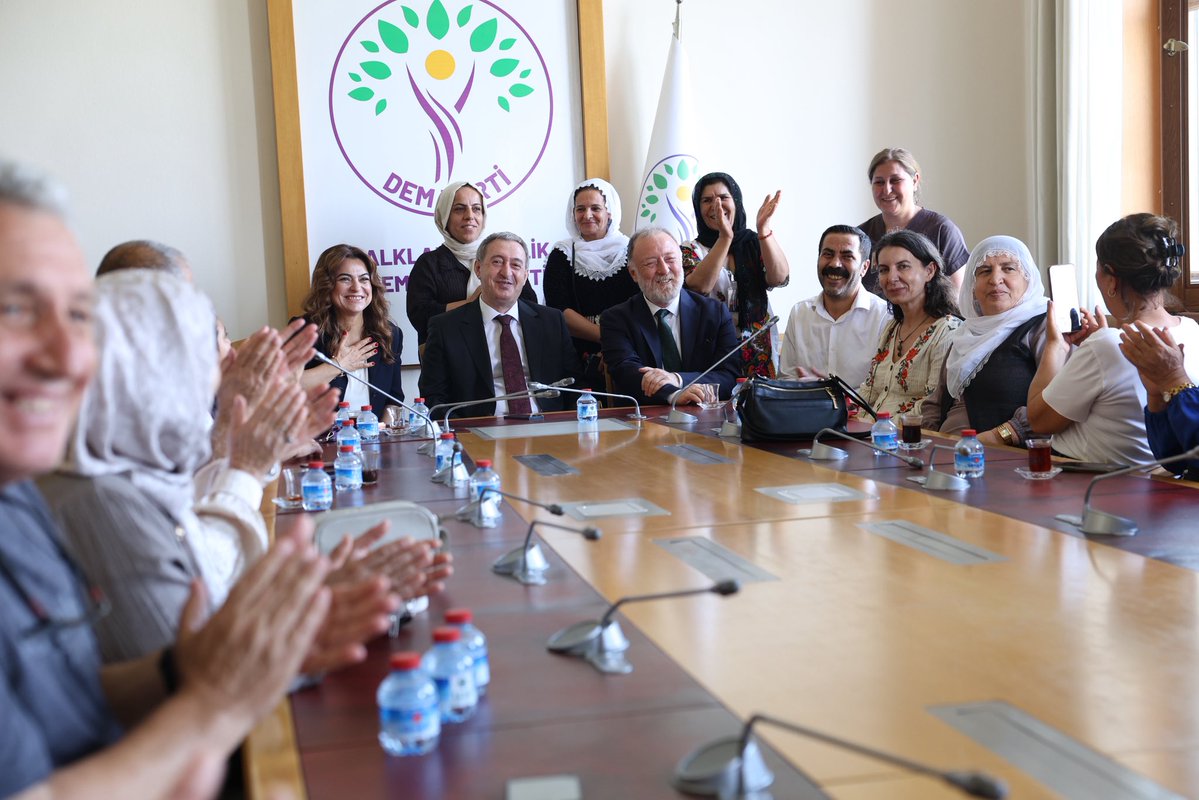 tuncerbakirhan's tweet photo. Grup Başkanvekillerimiz ile birlikte grup toplantımız öncesinde Mersin ve Bursa’dan Ankara’ya gelen partililerimizle bir araya geldik. Grup toplantımıza katılım sağlayan tüm yol arkadaşlarımıza teşekkür ediyoruz. https://t.co/sqLVkqR4Ra