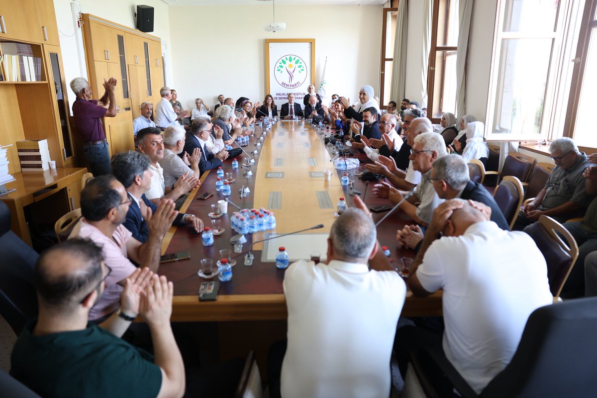 tuncerbakirhan's tweet photo. Grup Başkanvekillerimiz ile birlikte grup toplantımız öncesinde Mersin ve Bursa’dan Ankara’ya gelen partililerimizle bir araya geldik. Grup toplantımıza katılım sağlayan tüm yol arkadaşlarımıza teşekkür ediyoruz. https://t.co/sqLVkqR4Ra