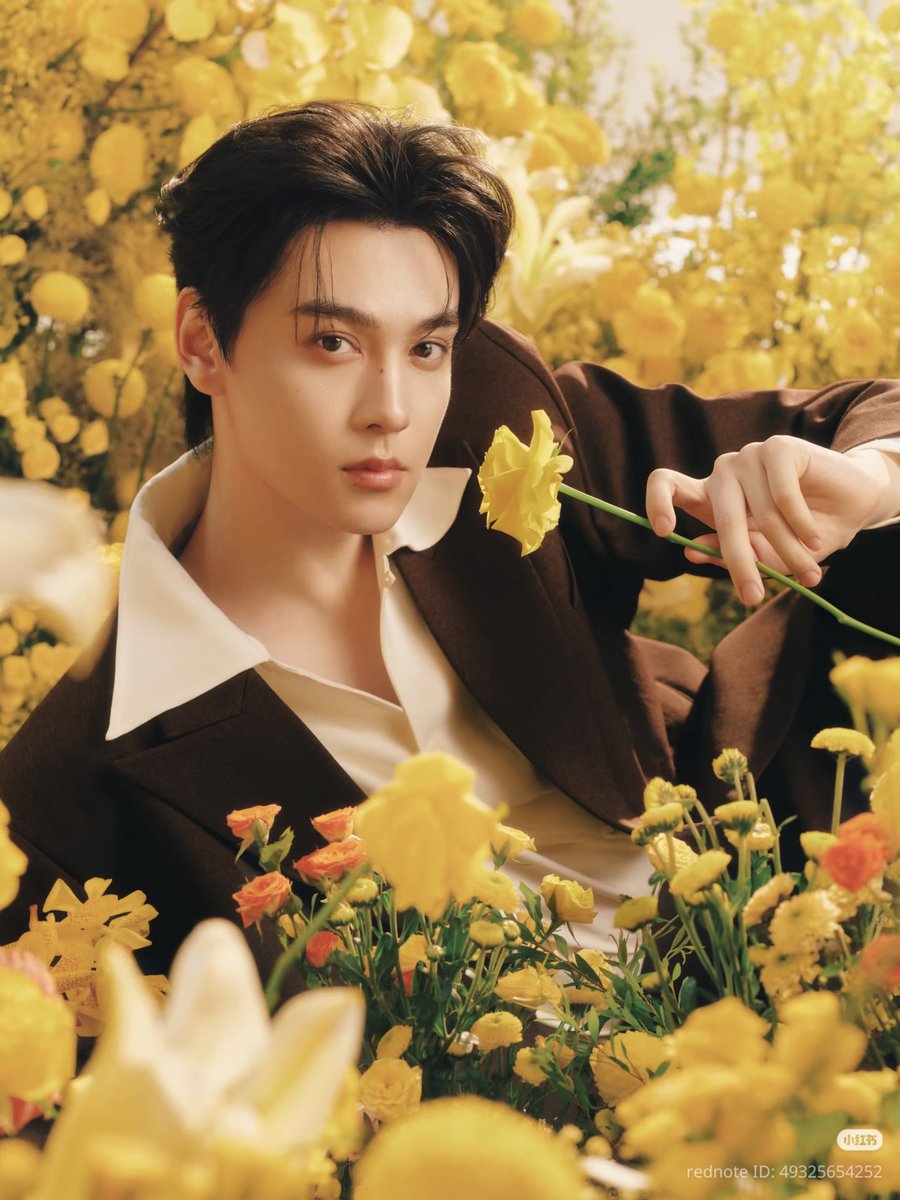 imxvning's tweet photo. evans lin :

commercial art direction | we hand-planted a flower field for tian xuning 🌼

so happy to be part of hanshu × tian xuning ambassador campaign shoot 📷
from the early planning stage, we learned that tian xuning has a soft spot for warm-toned flowers, so we wanted to weave that preference into the visual concept.
when filming day arrived, we brought that idea to life by creating an entire flower field just for him—turning our initial inspiration into reality, one bloom at a time.

https://t.co/ewxStIlbEi