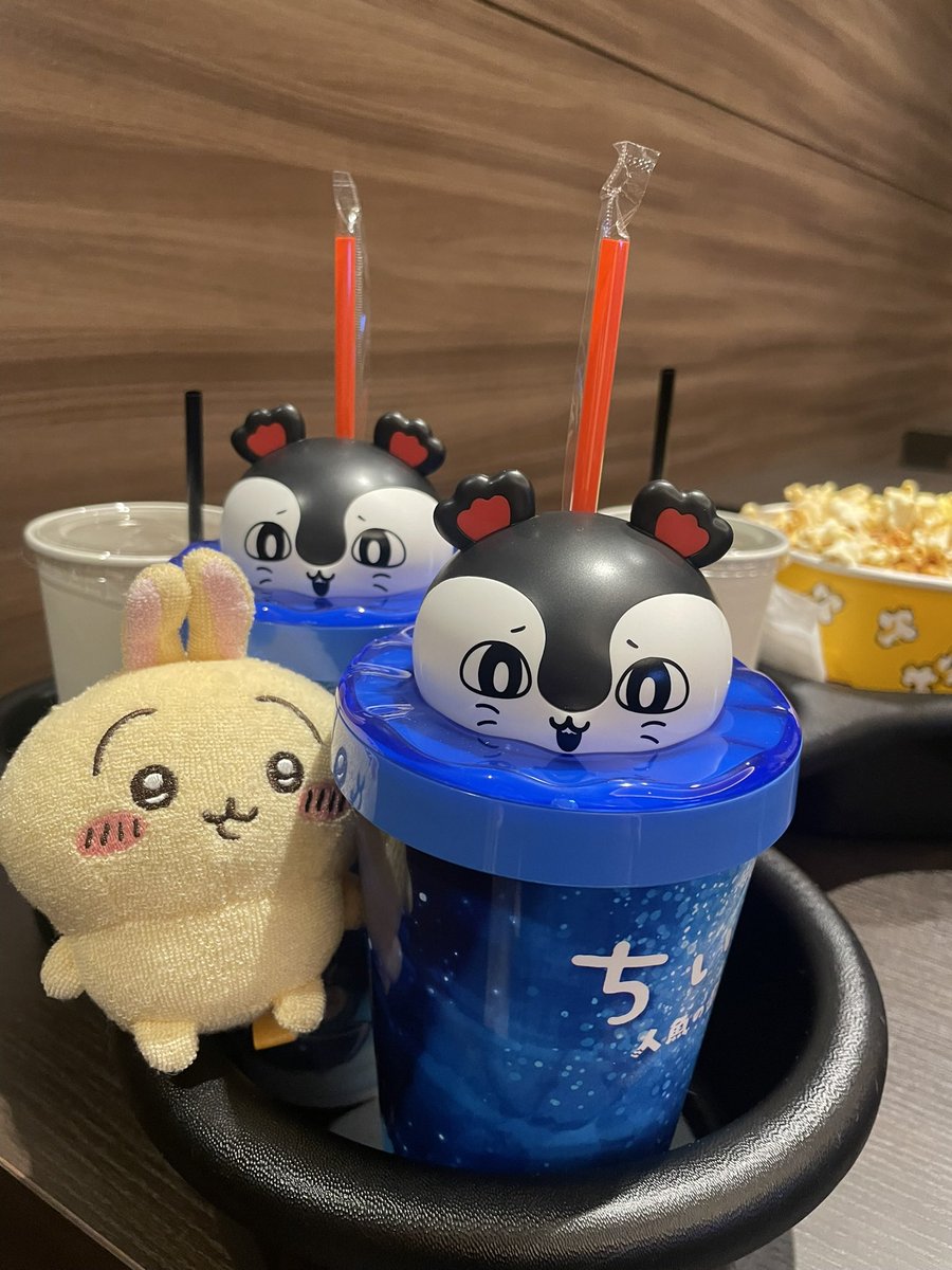 sideyuri's tweet photo. 先日ちいかわの映画を友人と観てきました♬
うさぎラップサイコゥーです。家帰ってからずっと聴いてる。。

映像化にあたり、島二郎の店の軒先に鉢植えのお花が置いてあったのが良かった。オモウマい店の特徴が…な！ https://t.co/Kb6pQJhmSU