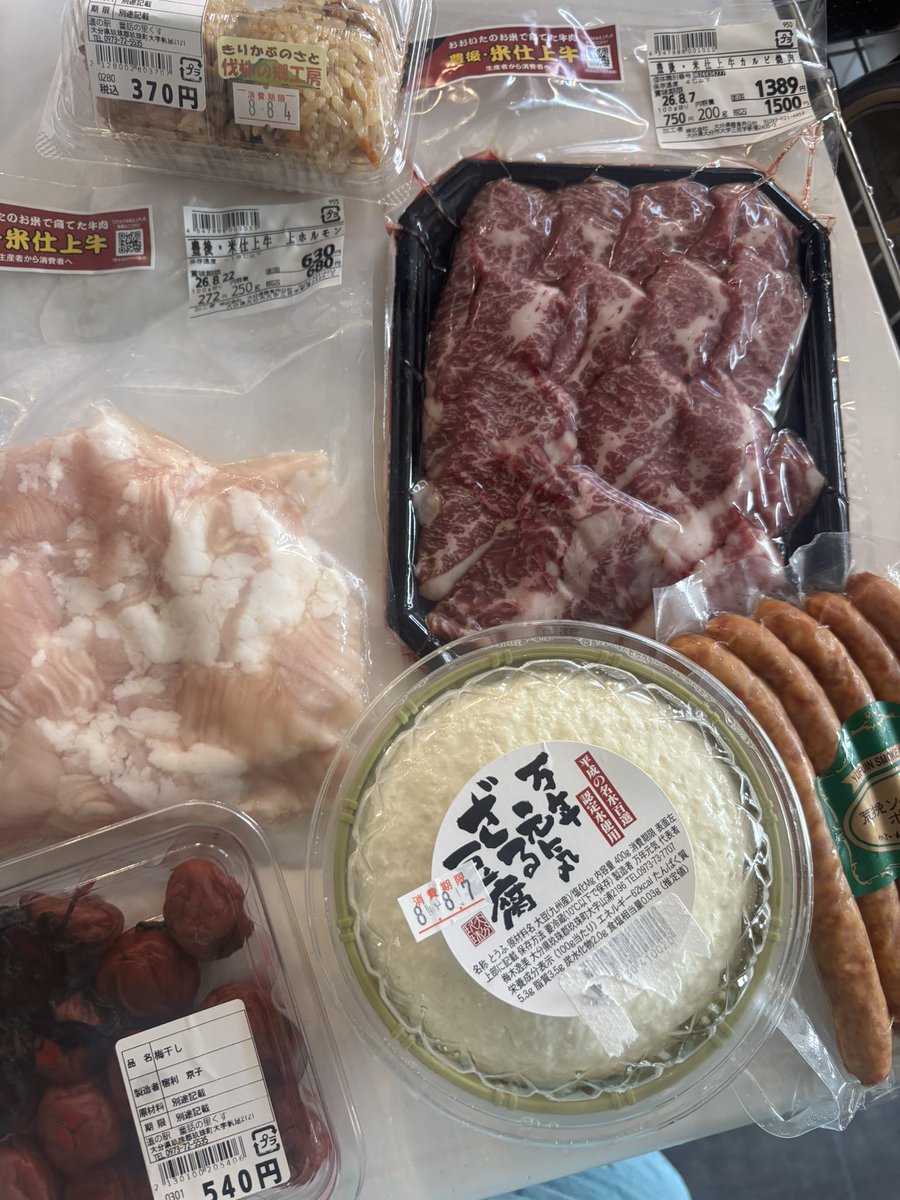 hiroasari's tweet photo. 旅から帰宅すると
夕食は外で食べたいと心の中で思ってるけど、
家でまったりご飯をいただきたい夫には口が裂けても言えないね☺️
お肉とウインナーをジャジャっと焼いて、
ホルモン湯がいてホルモン味噌焼きそばこしらえる😊
今日は簡単料理😚
つか
作るのしんどっ💦 https://t.co/iOWZcrigeL
