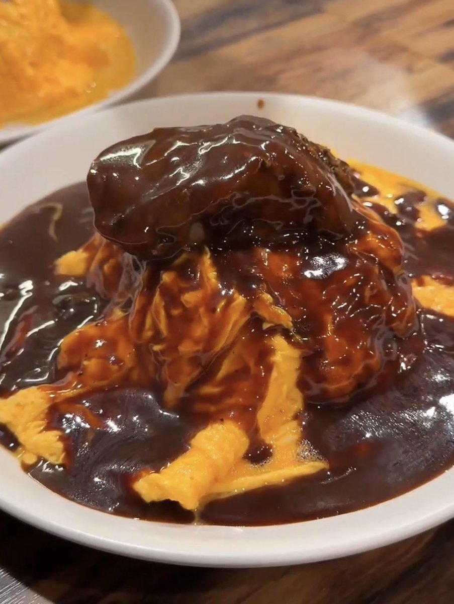 muni_gurume's tweet photo. 牛タンが主役の贅沢オムライスが最高…
半熟トロトロのオムレツにじっくり煮込んだ柔らか牛タンを豪快にオン！コク深いデミグラスソースとの相性も抜群で一気に食べ切ってしまう美味しさ。
8/11まで新宿高島屋地下1Fに出店

📍『チャモロ』 https://t.co/09RrTRgmIj