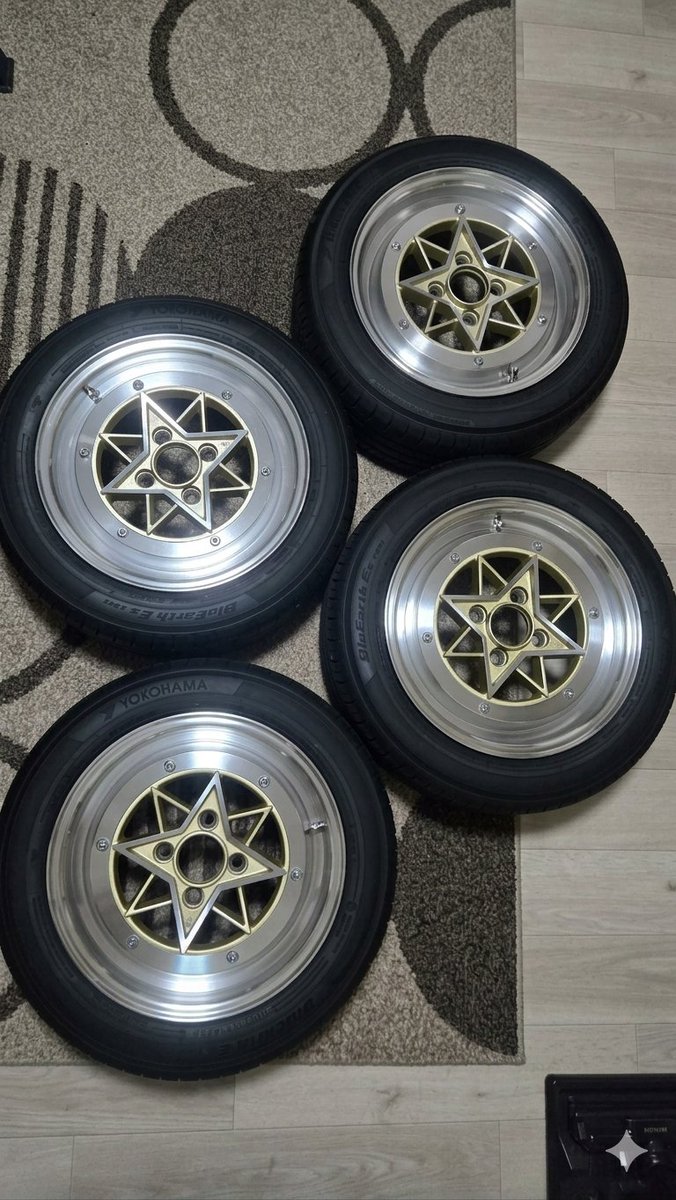comks0403's tweet photo. 使って無さすぎるホイール売ります。
コーリン スターシャーク ゴールド
14インチ6j+38 
22年製ブルーアースES32付き(溝5mmくらい)
1本ガリ傷有(3枚目参照)
6万
着払発送もできますが引取りに来て頂けると助かります。
HA25Sアルトで使用していました。※4枚目 装着イメージ https://t.co/p6zk9mW0y5