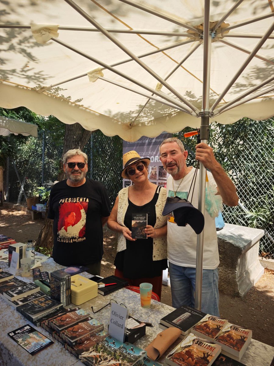 PolarCollard's tweet photo. Erbalonga. Ou comment un marché de producteurs peut se transformer en salon du polar corse. Ici avec Pascal Thiriet, qui aime nous concocter des noirs bien serrés, l’épure de textes qui poignardent. https://t.co/pwSGFh8JYX